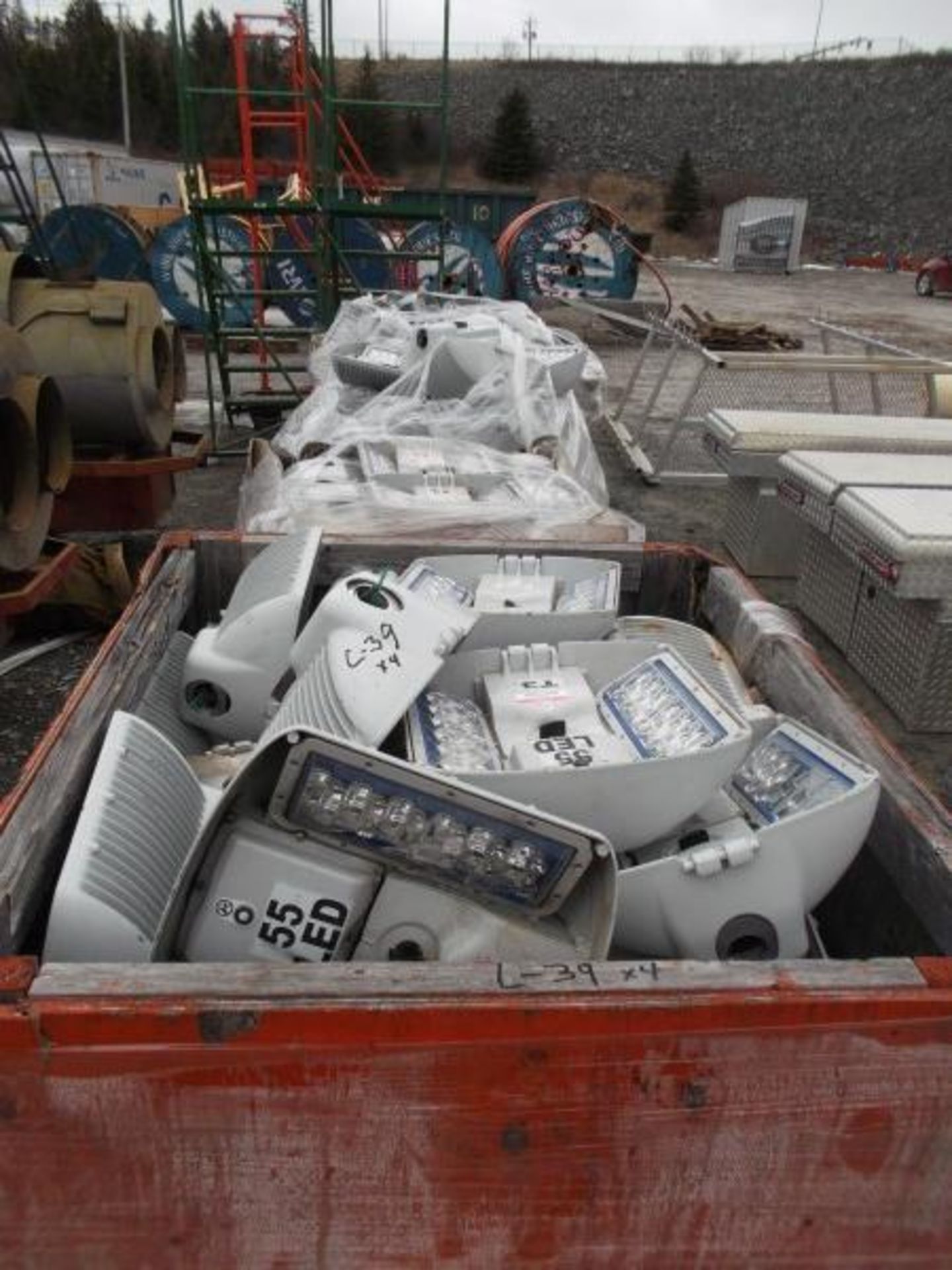 SKID LOT OF LED LIGHTS 120-240V