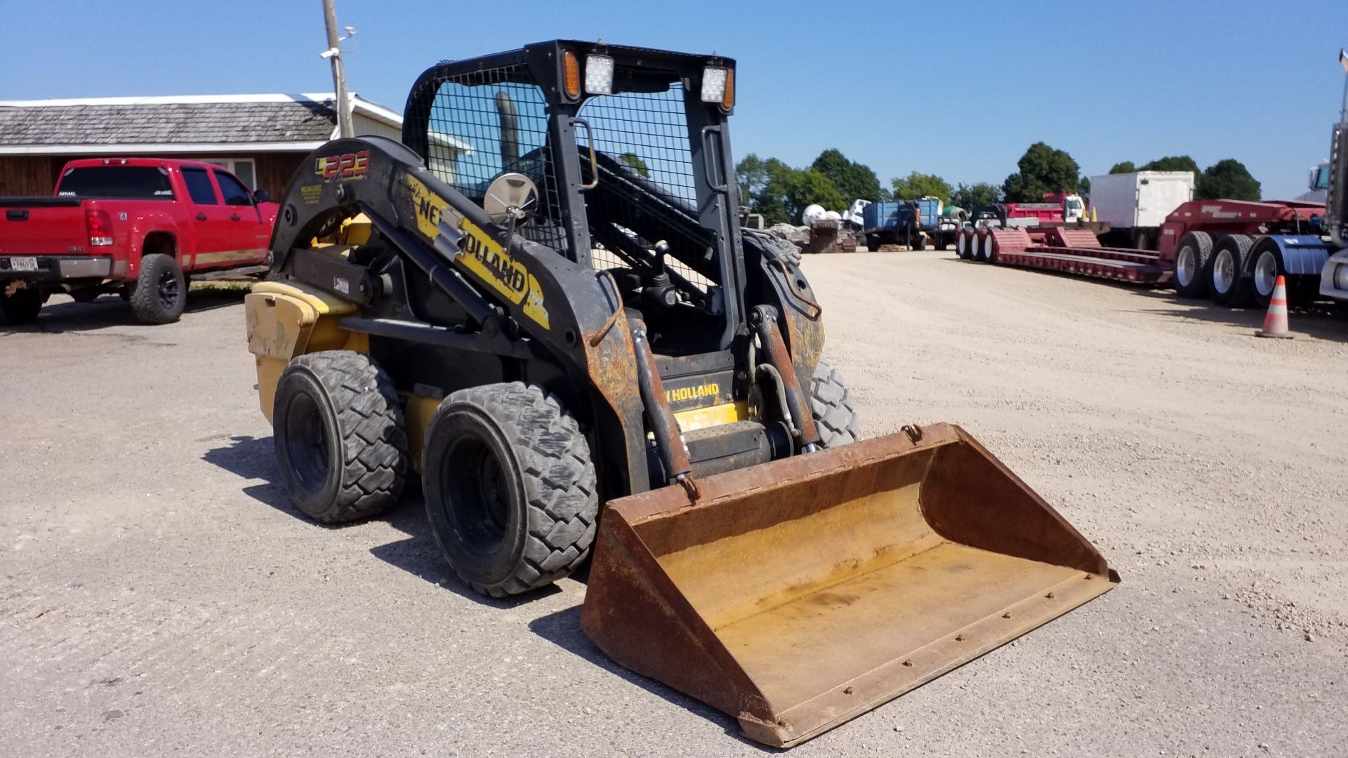 2011 NEW HOLLAND L223 - Image 2 of 13