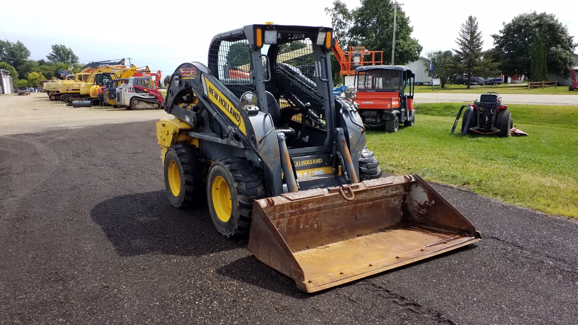 2012 NEW HOLLAND L223 - Image 2 of 12