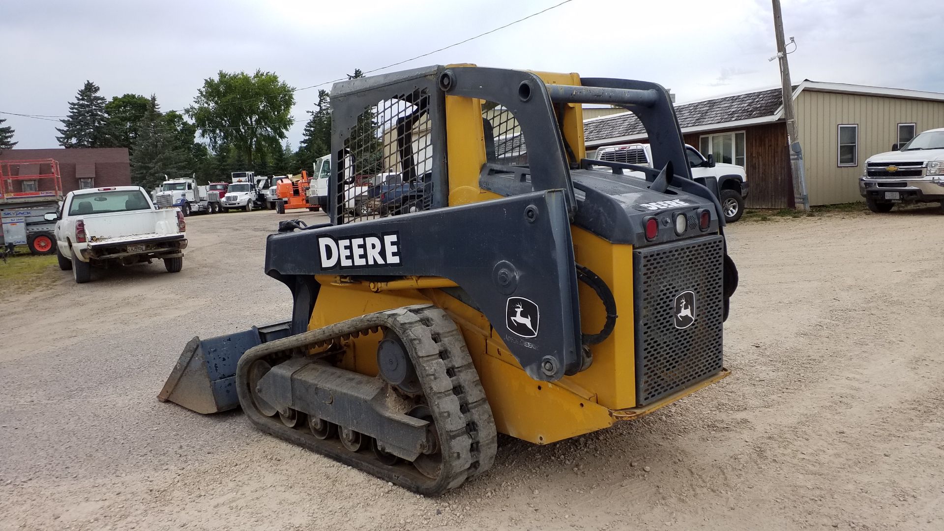 DEERE 323D - Image 7 of 16