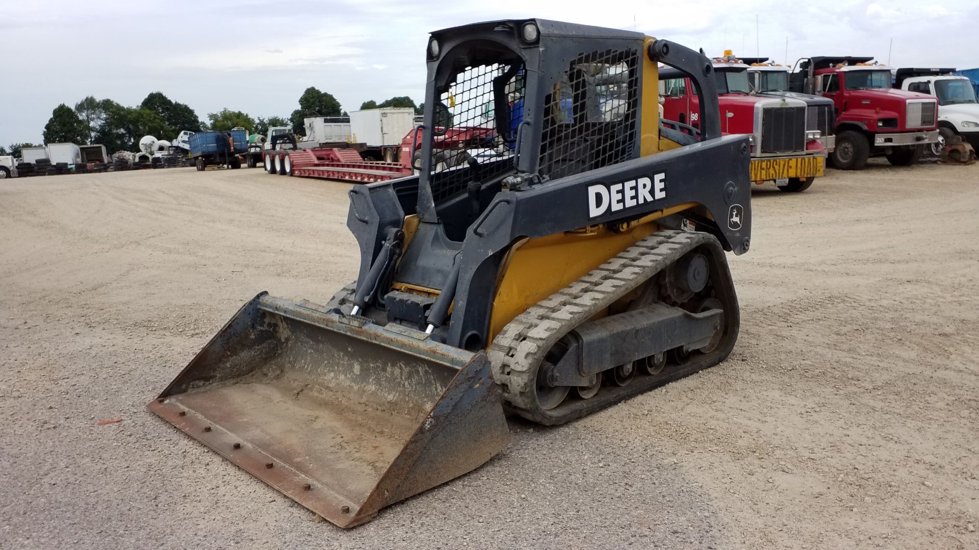 DEERE 323D - Image 2 of 16