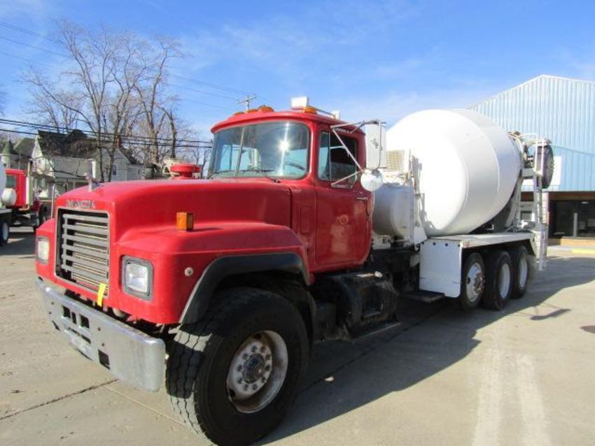1999 Mack RD690S Concrete Mixer Truck
