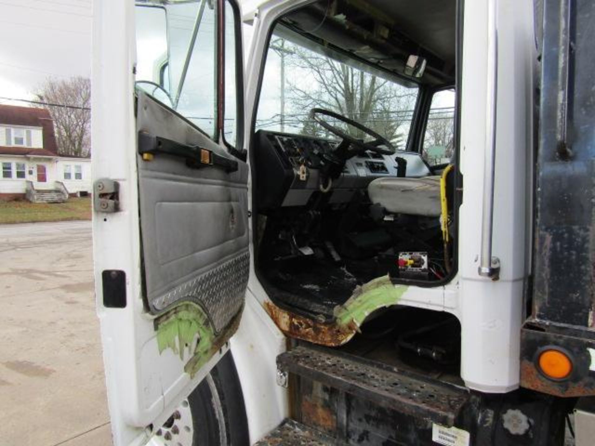 1998 Freightliner FL80 Rollback Flatbed Truck - Image 14 of 38