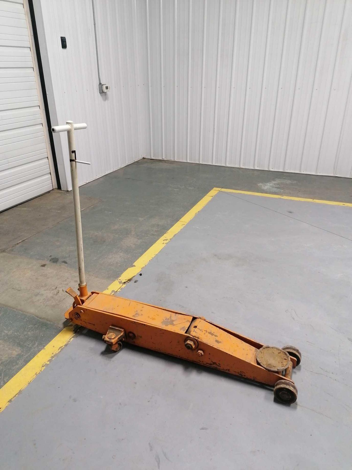 Hydraulic Floor Jack - Image 2 of 2