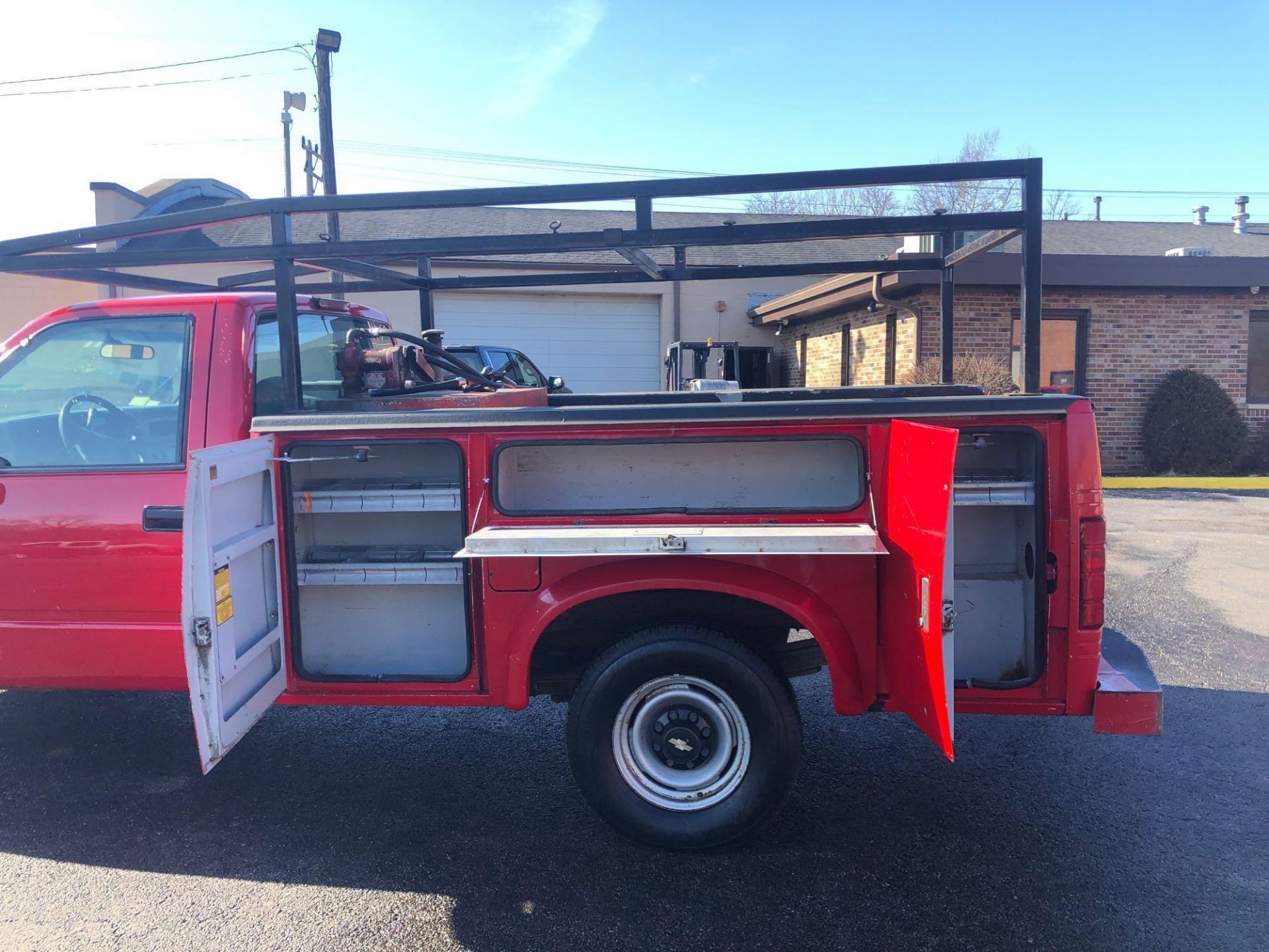 1999 GM Utility Truck with Slide Open Cap - Image 16 of 19