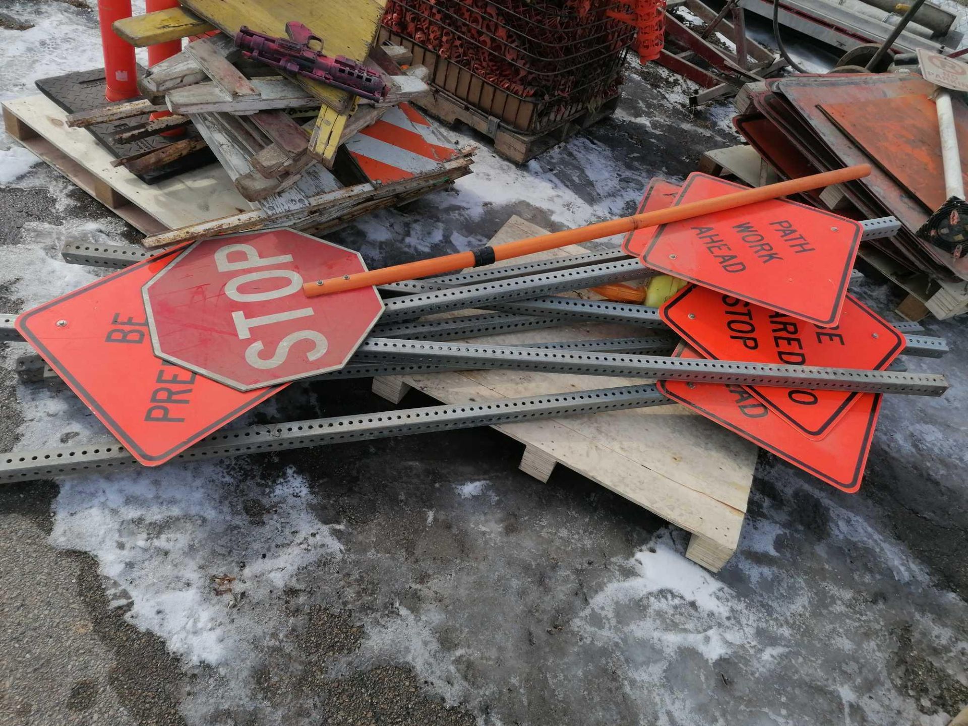 (5) Pallets Miscellaneous Caution Signs, Safety Fence & Barricades - Image 3 of 10