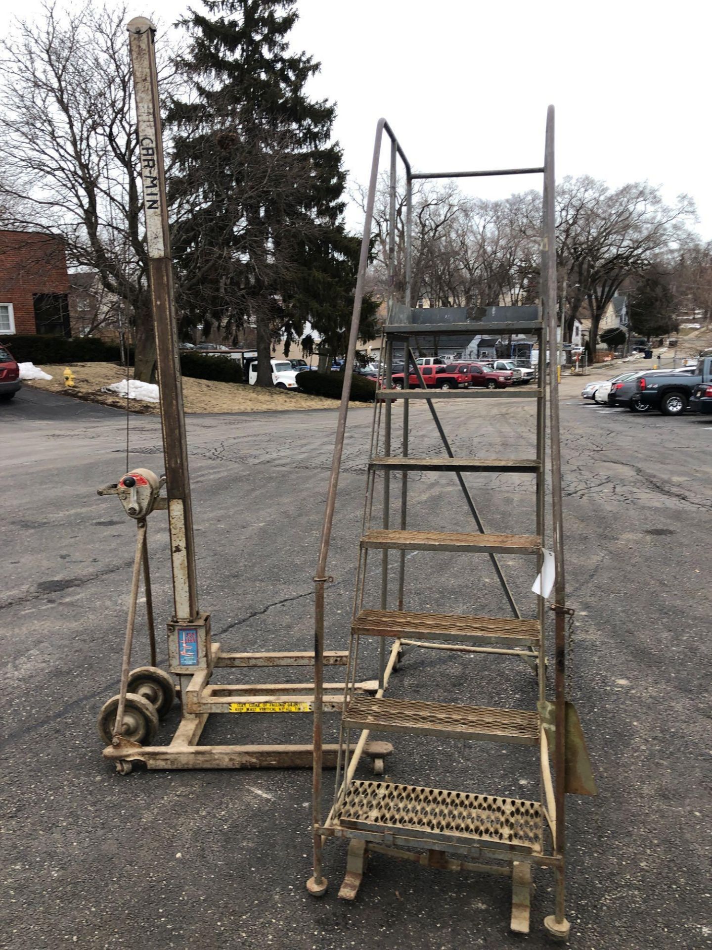 (1) 512 Lift 500# Equipment Lift & (1) Set Rolling Steps