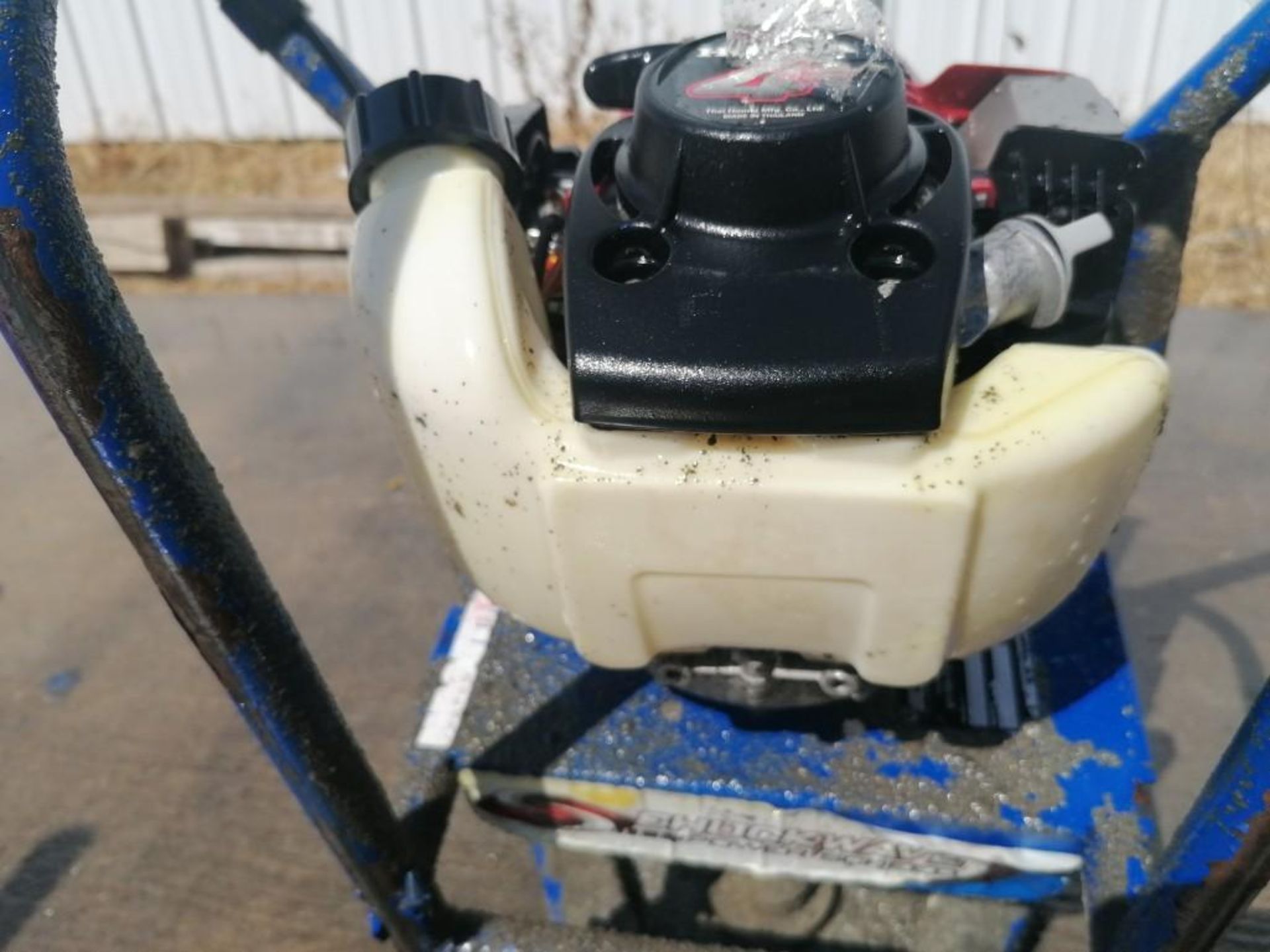Shockwave Power Screed with Honda GX35 Motor, Serial #5838, 33.8 Hours. Located at 301 E Henry - Image 3 of 5