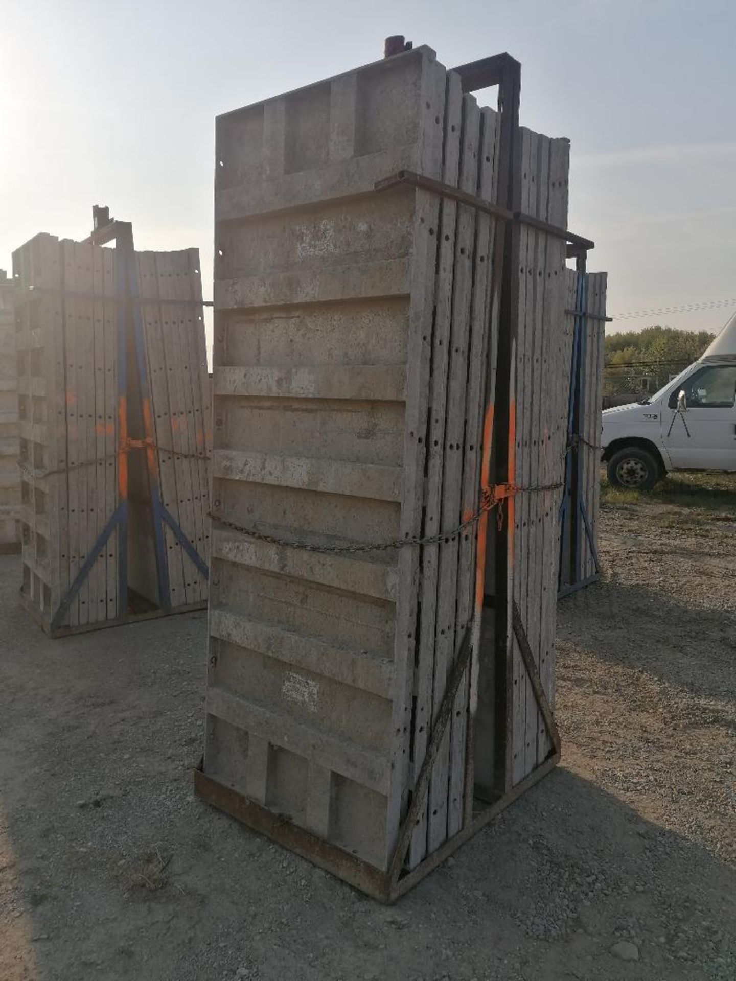 (16) 36" x 8' Smooth Aluminum Concrete Forms 6-12 Hole Pattern, Bell Basket included. Located in - Bild 2 aus 8