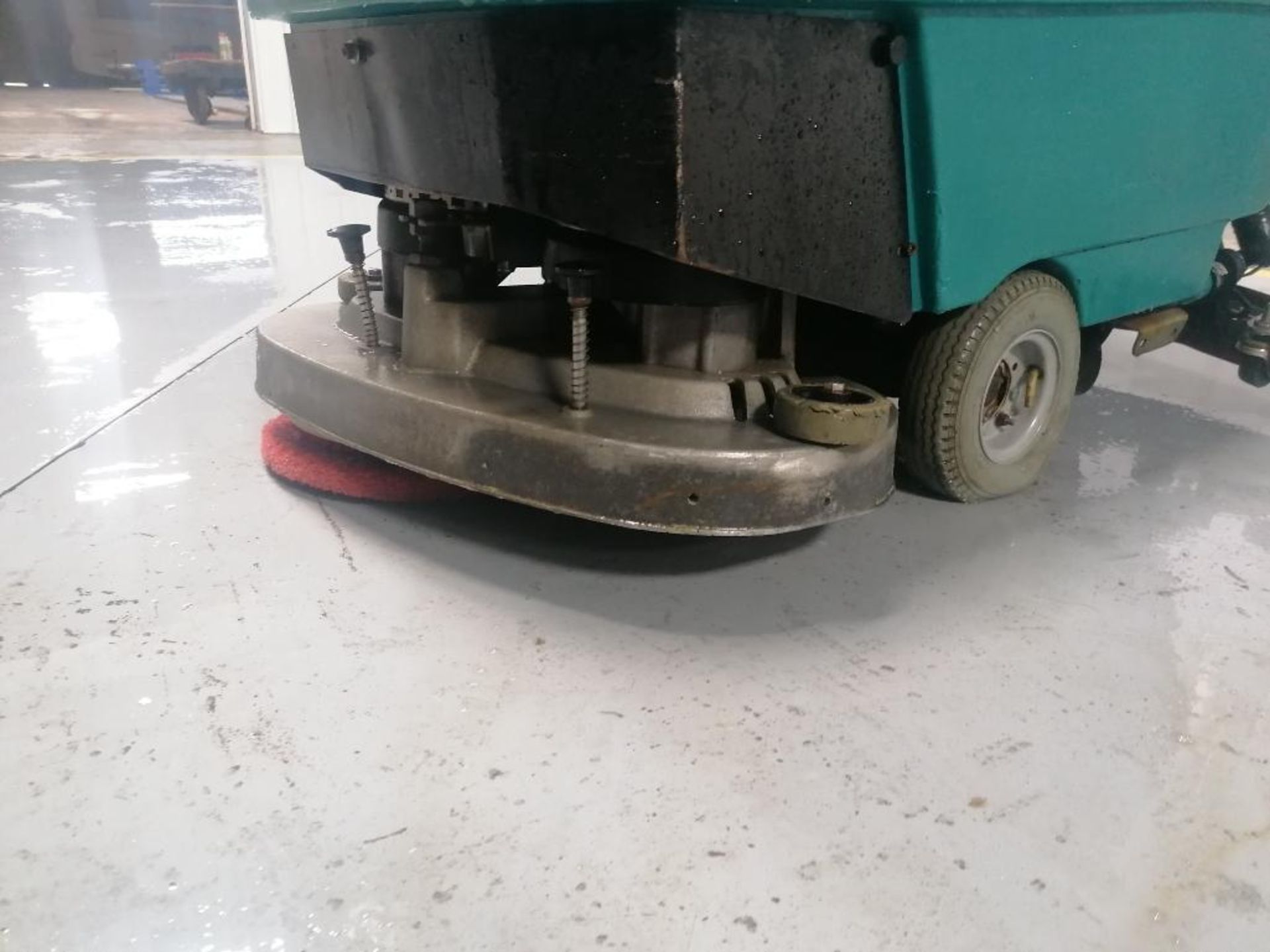 Tennant 5400 Floor Scrubber, Serial #540010229139 24 V, 21 Hours. Located in Mt. Pleasant, IA. - Image 9 of 19