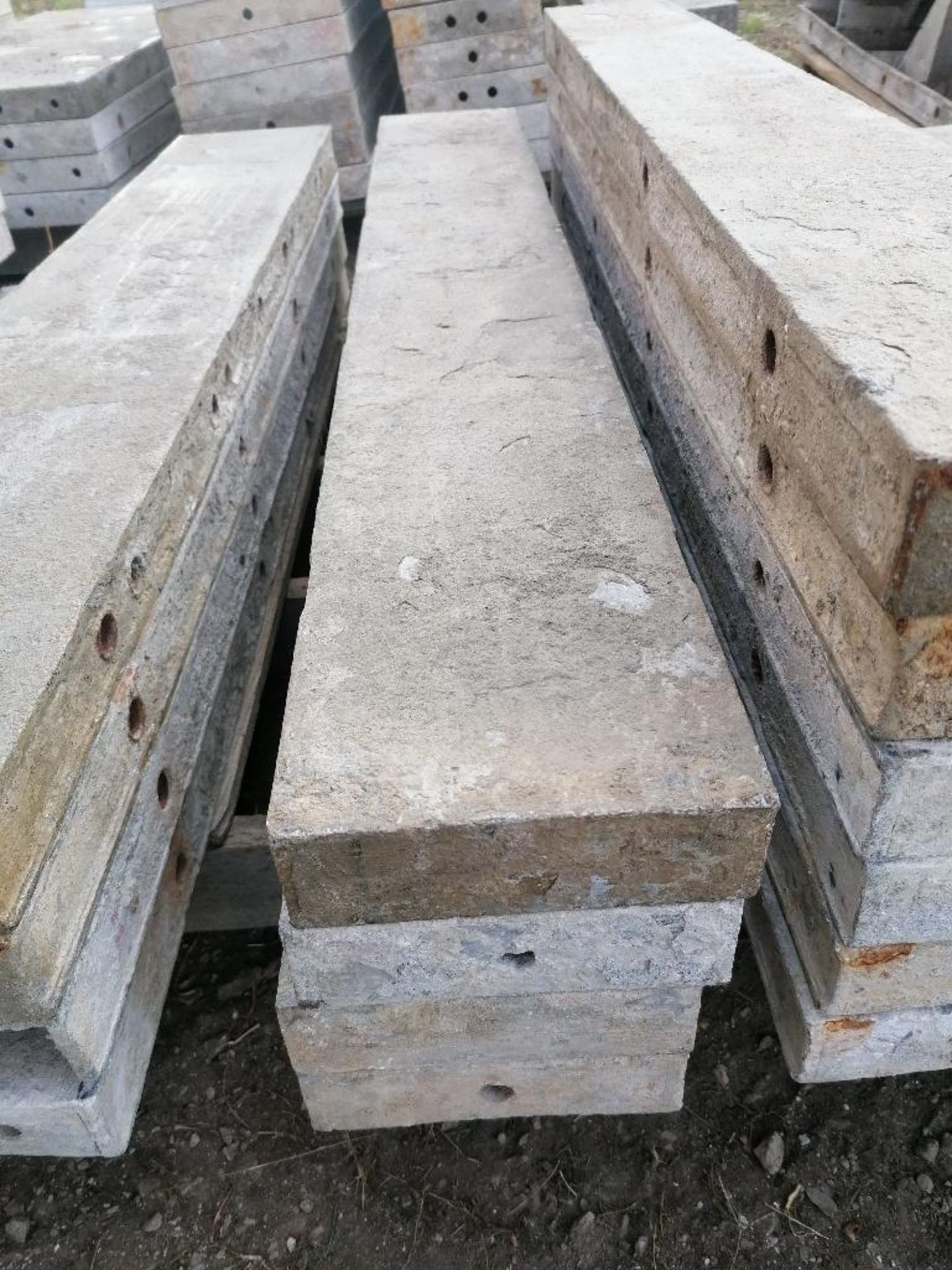 (4) 7" x 4' Tuf-N-Lite Smooth Aluminum Concrete Forms 6-12 Hole Pattern. Located in Ixonia, WI - Bild 2 aus 2