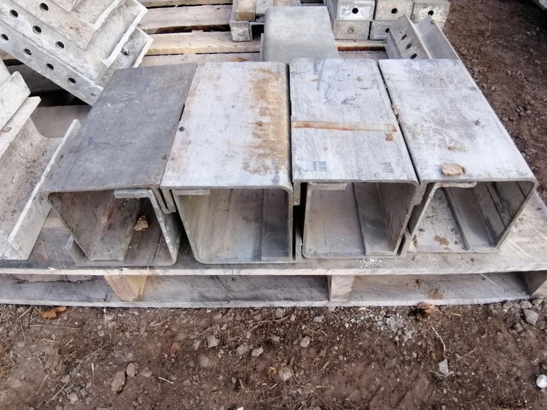 (1) Pallet of Assorted 1' Cap Aluforms Smooth Aluminum Concrete Forms, Triple Punch. (3) 32" x - Image 23 of 27