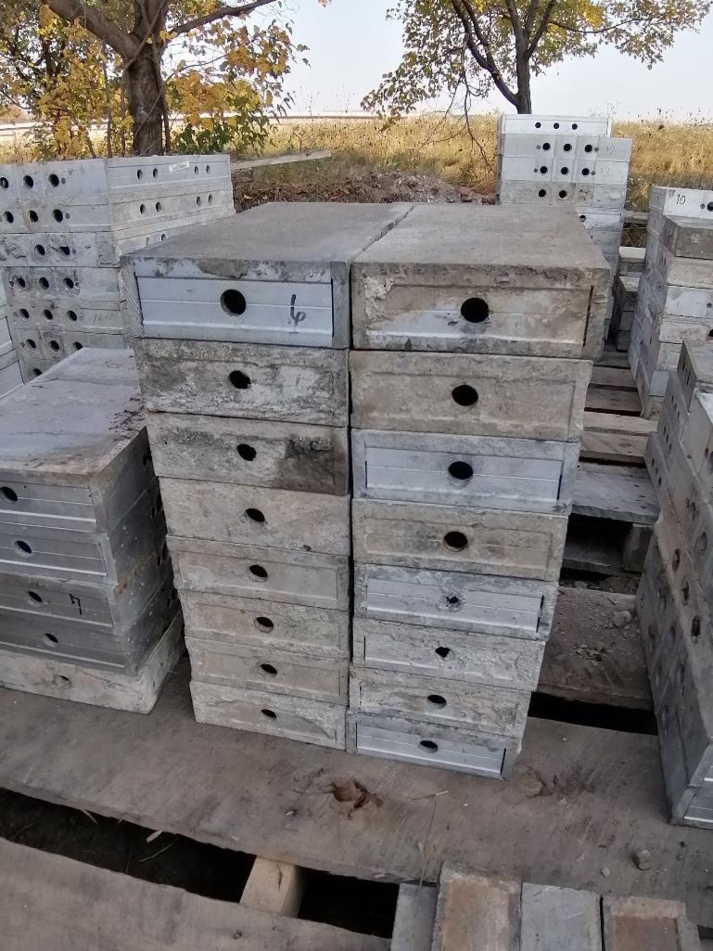 (1) Pallet of Assorted 1' Cap Aluforms Smooth Aluminum Concrete Forms, Triple Punch. (3) 32" x - Image 15 of 27