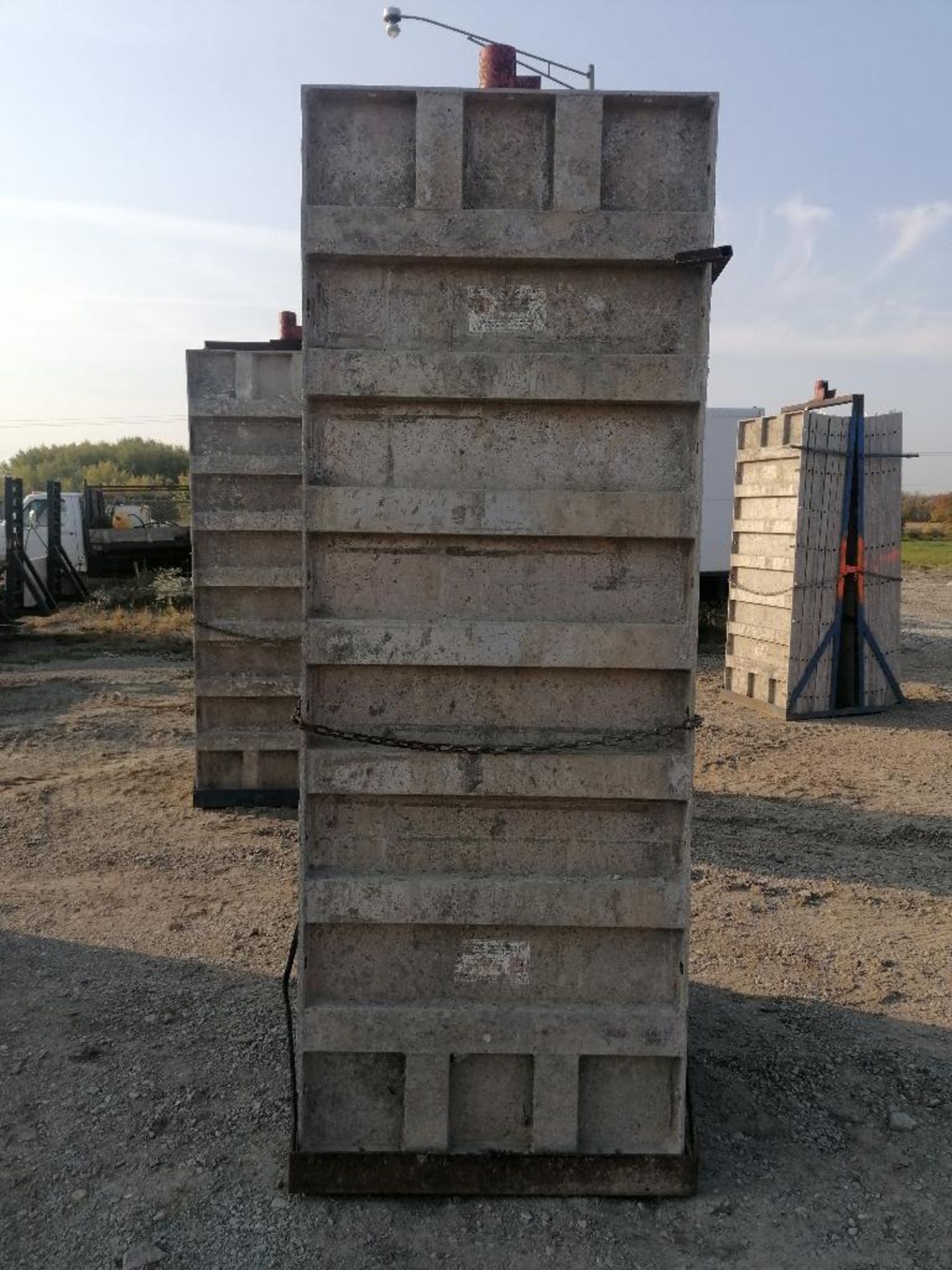 (16) 36" x 8' Smooth Aluminum Concrete Forms 6-12 Hole Pattern, Bell Basket included. Located in - Bild 6 aus 8