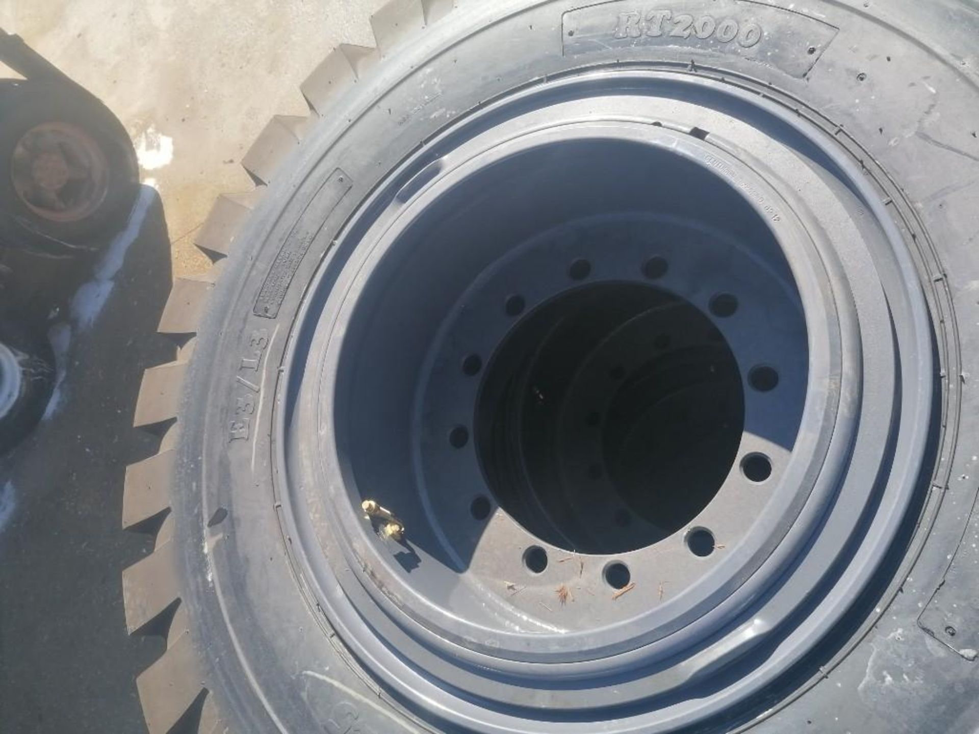 (4) 20.5-25 RT 2000 E3/L3 Tires, 12 Bolt Pattern with Rims. Located in Mt. Pleasant, IA. - Bild 12 aus 15