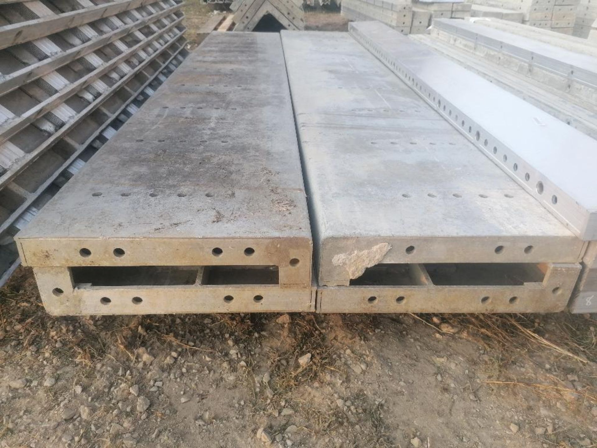(4) NEW 18" x 9' with 2" Ledge Smooth Aluminum Concrete Forms 6-12 Hole Pattern. Located in - Bild 2 aus 2