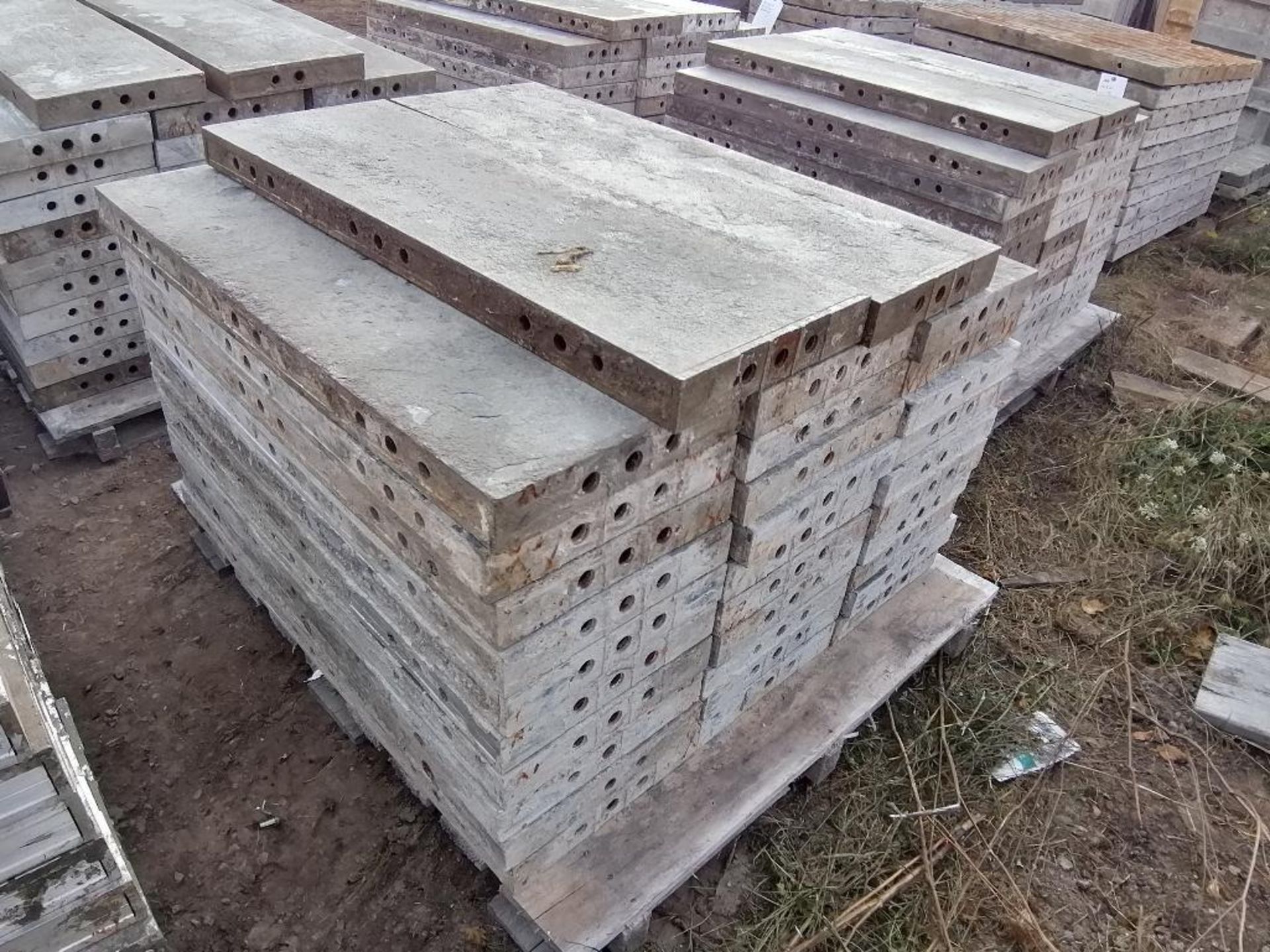 (32) 36" x 1' Cap Precise Smooth Aluminum Concrete Forms, Triple Punch. Located in Ixonia, WI - Bild 3 aus 5