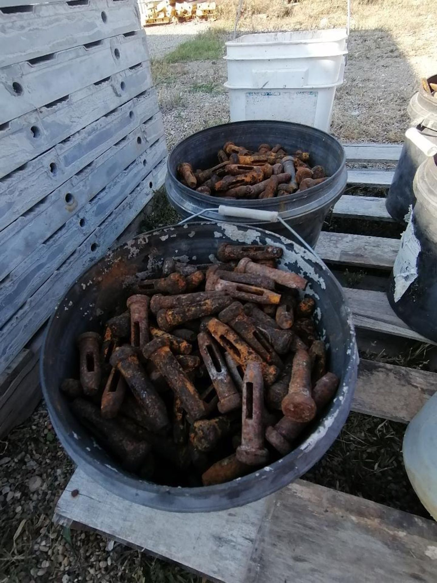 (8) Buckets of Pins, Wedges, Whalers. Located in Woodbine, IA - Bild 10 aus 14
