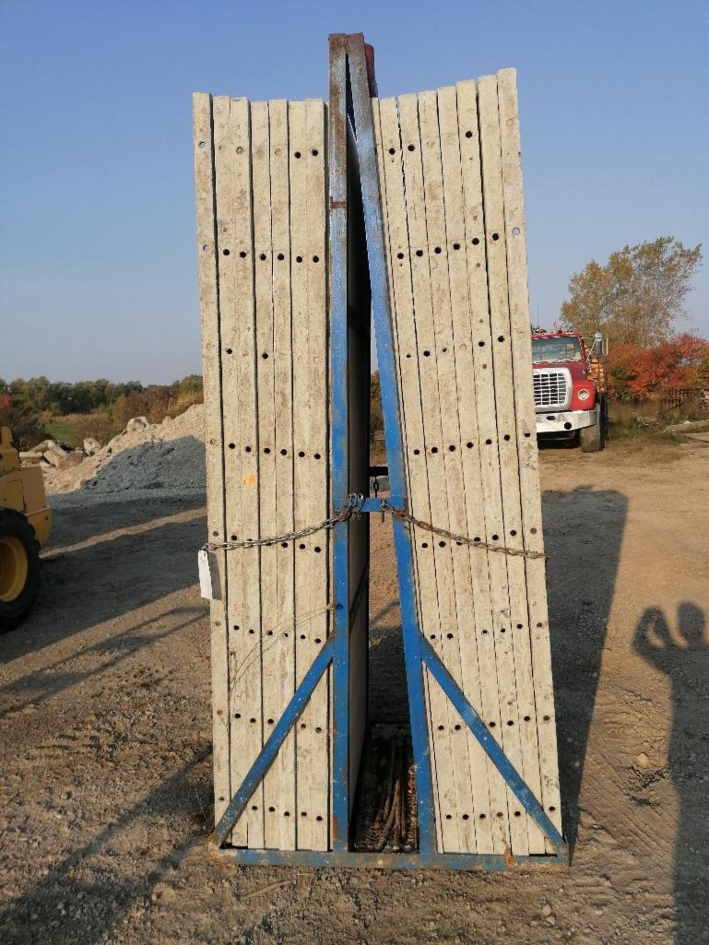 (16) 36" x 8' Smooth Aluminum Concrete Forms 6-12 Hole Pattern, Bell Basket included. Located in - Bild 7 aus 7