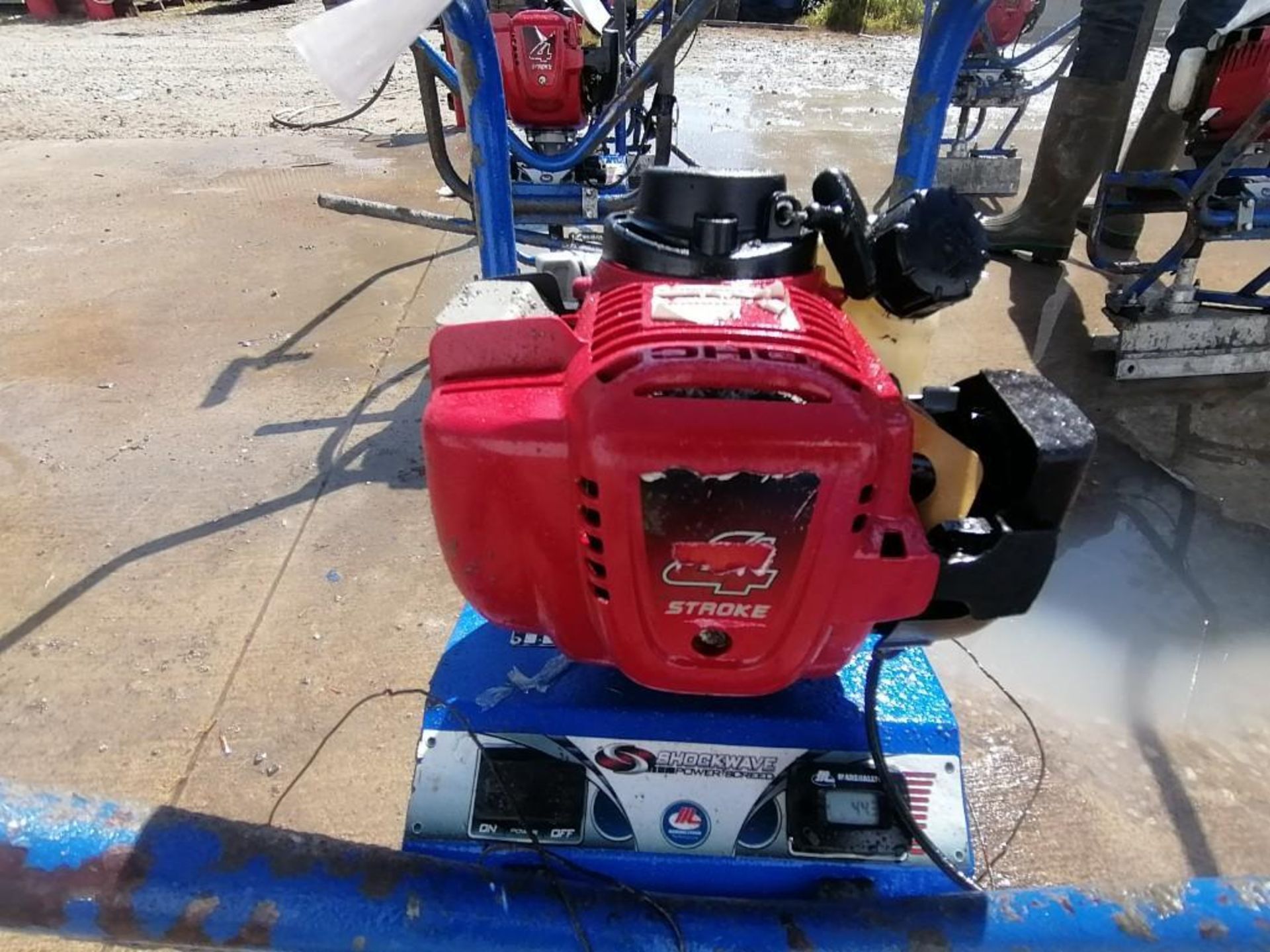 Shockwave Power Screed with Honda GX35 Motor. Serial #5329, 44.3 Hours. Located in Mt. Pleasant, IA - Bild 3 aus 5