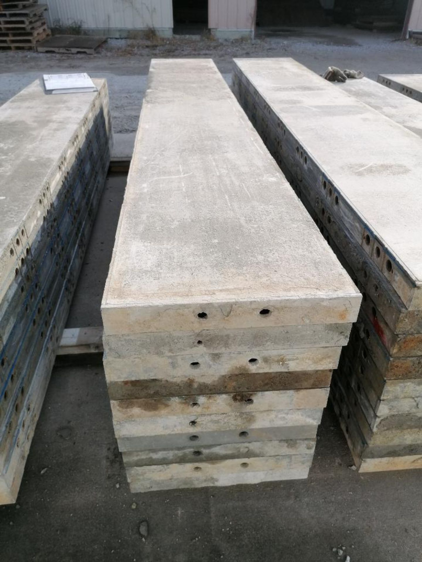 (10) 16" x 9' Western Elite Smooth Aluminum Concrete Forms 6-12 Hole Pattern. Located in Mt. - Bild 2 aus 3