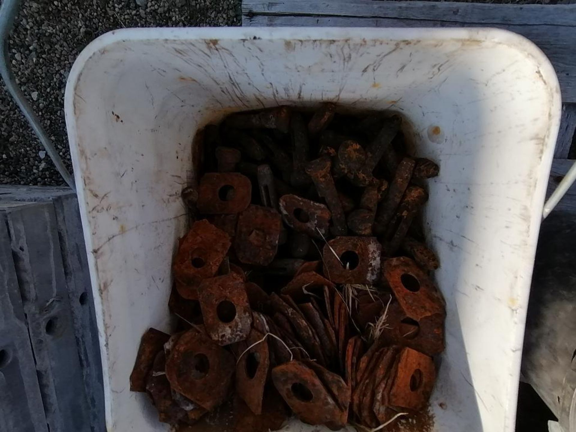 (8) Buckets of Pins, Wedges, Whalers. Located in Woodbine, IA - Bild 12 aus 14