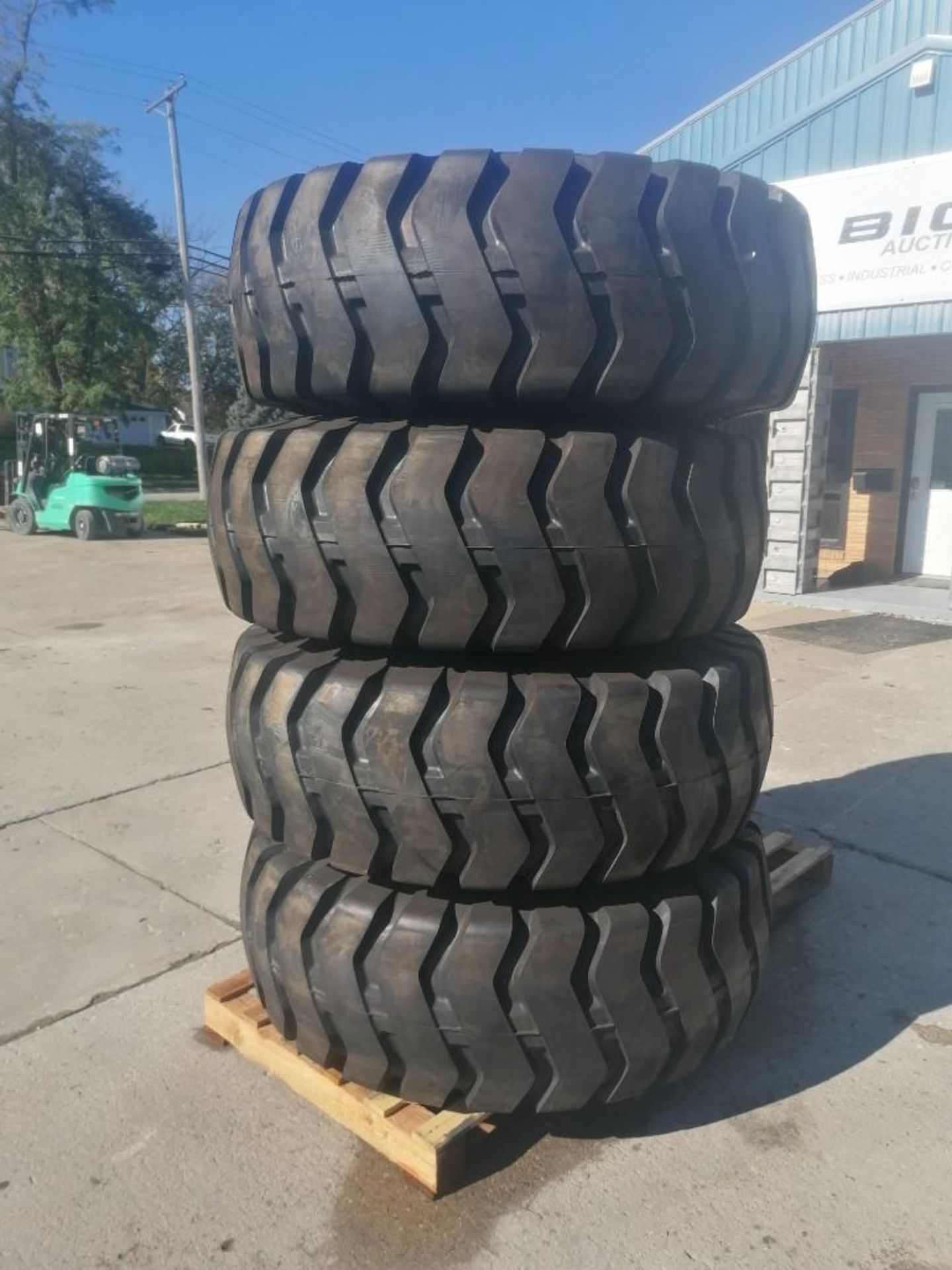 (4) 20.5-25 RT 2000 E3/L3 Tires, 12 Bolt Pattern with Rims. Located in Mt. Pleasant, IA. - Bild 7 aus 15