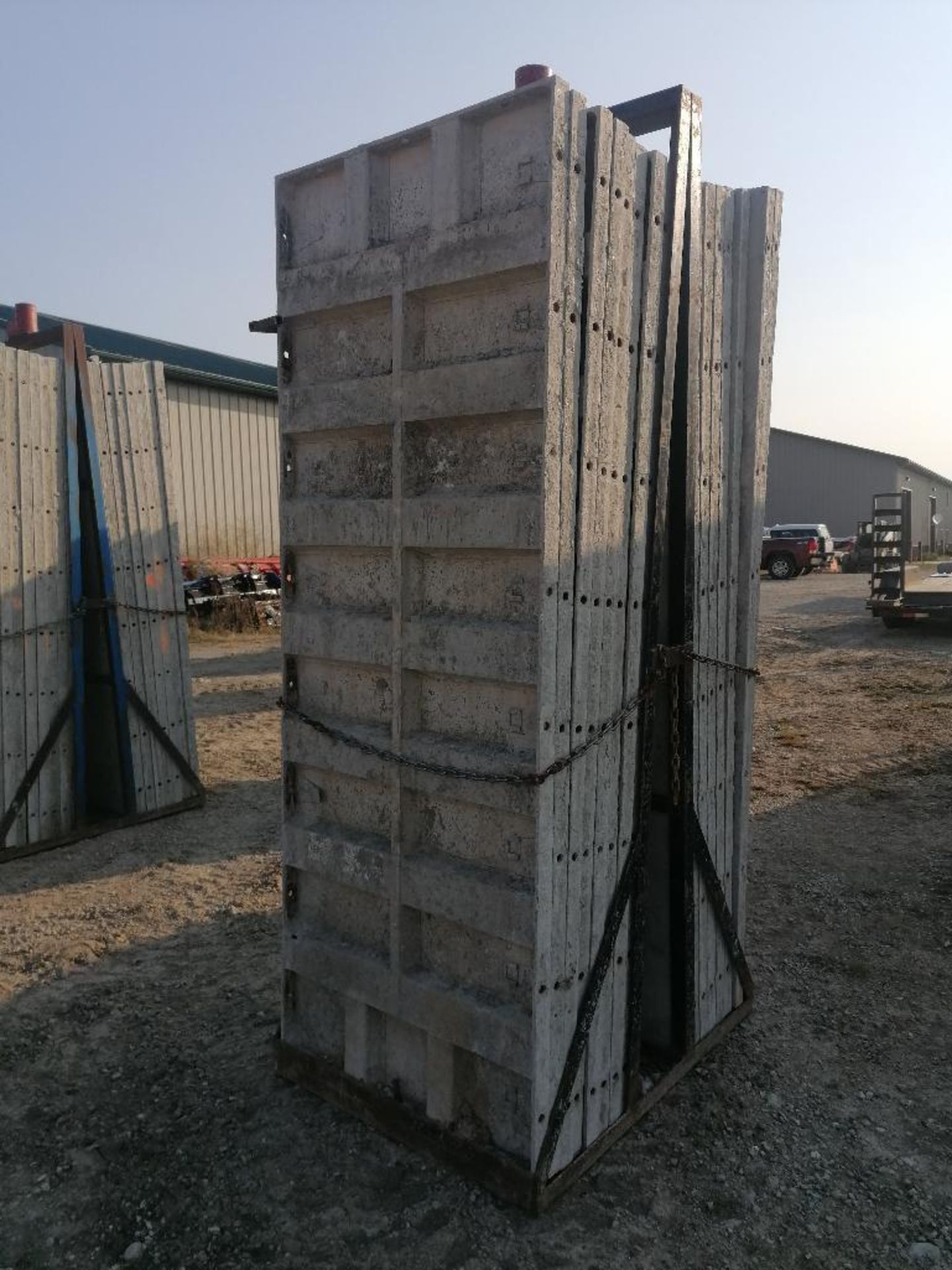 (16) 36" x 8' Smooth Aluminum Concrete Forms 6-12 Hole Pattern, Bell Basket included. Located in - Bild 4 aus 8