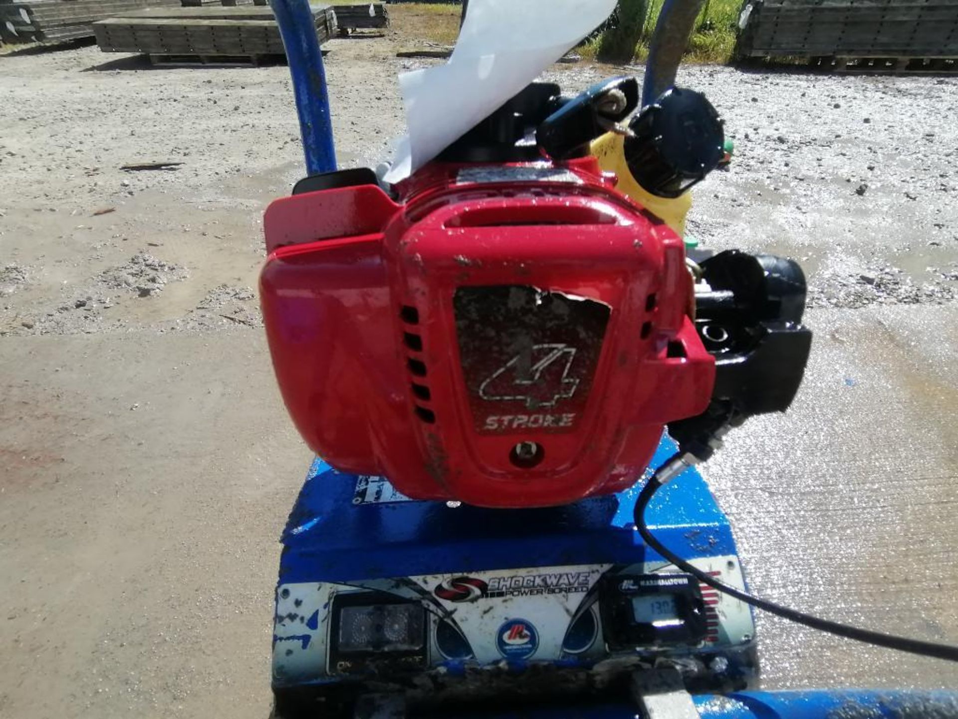 Shockwave Power Screed with Honda GX35 Motor. Serial #3808, 130.2 Hours. Located in Mt. Pleasant, - Bild 7 aus 8