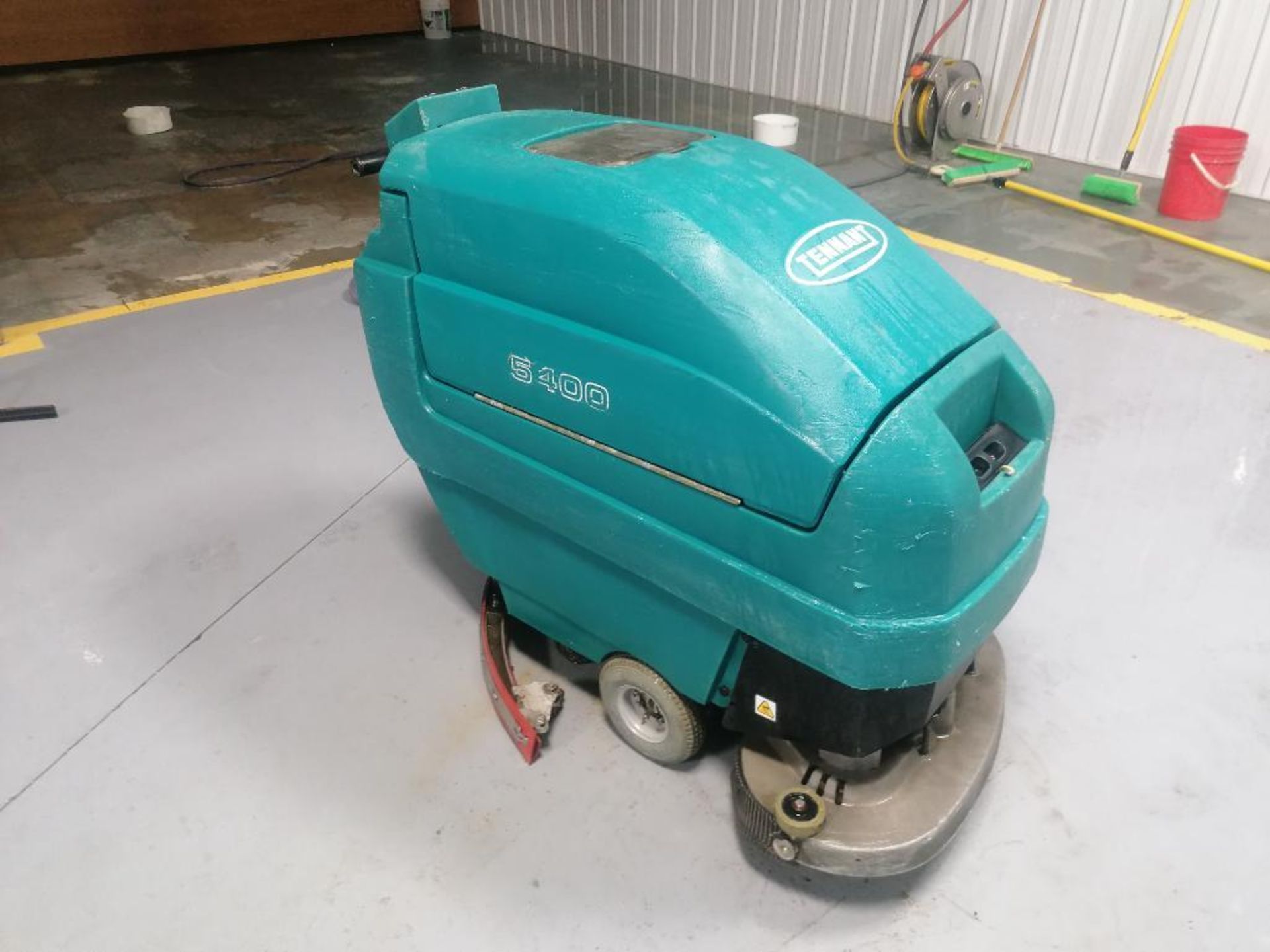 Tennant 5400 Floor Scrubber, Serial #540010203098, 24 Volts. Located in Mt. Pleasant, IA. - Image 2 of 17