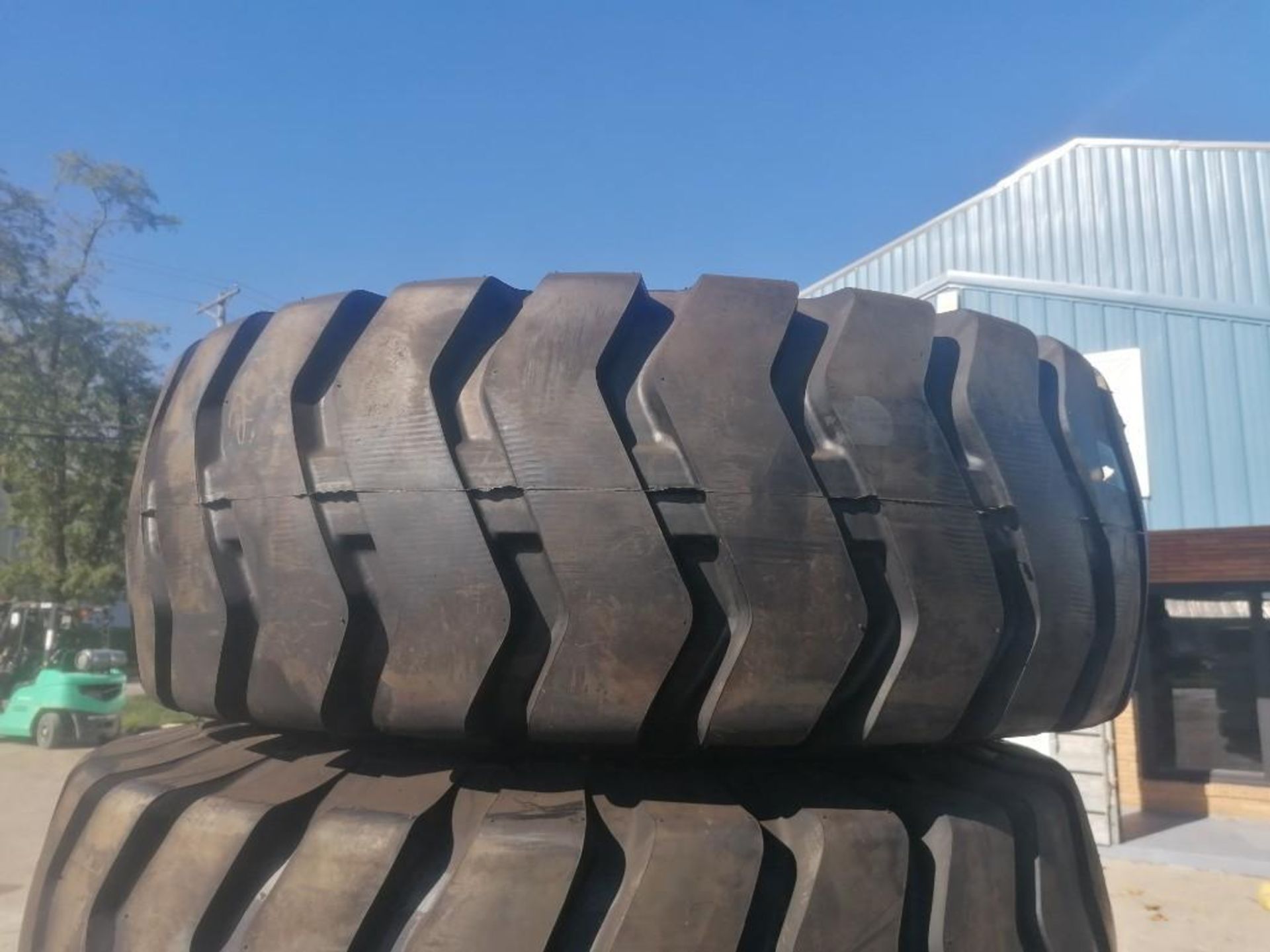 (4) 20.5-25 RT 2000 E3/L3 Tires, 12 Bolt Pattern with Rims. Located in Mt. Pleasant, IA. - Bild 6 aus 15