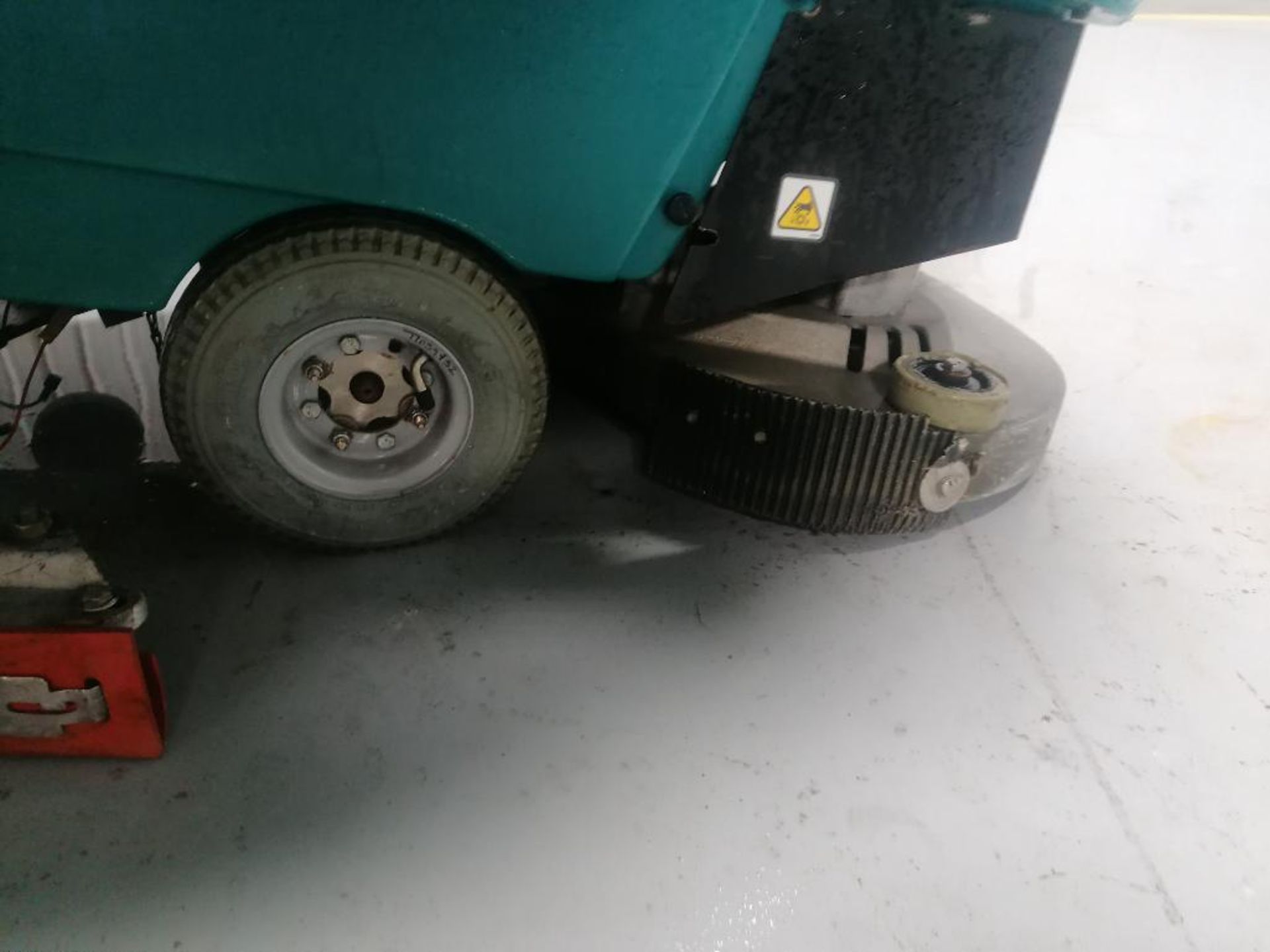 Tennant 5400 Floor Scrubber, Serial #540010203098, 24 Volts. Located in Mt. Pleasant, IA. - Image 16 of 17
