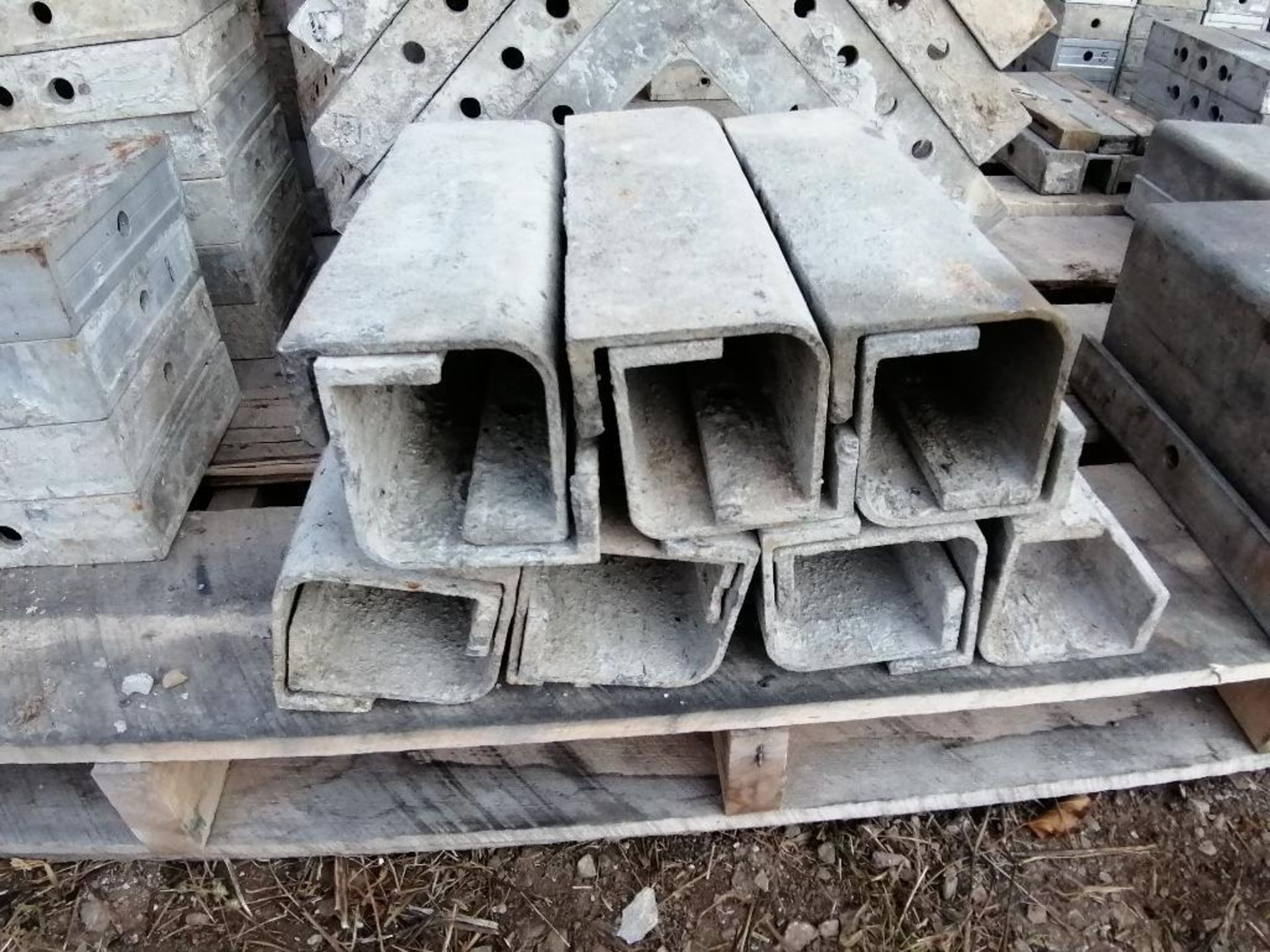 (1) Pallet of Assorted 1' Cap Aluforms Smooth Aluminum Concrete Forms, Triple Punch. (3) 32" x - Image 22 of 27