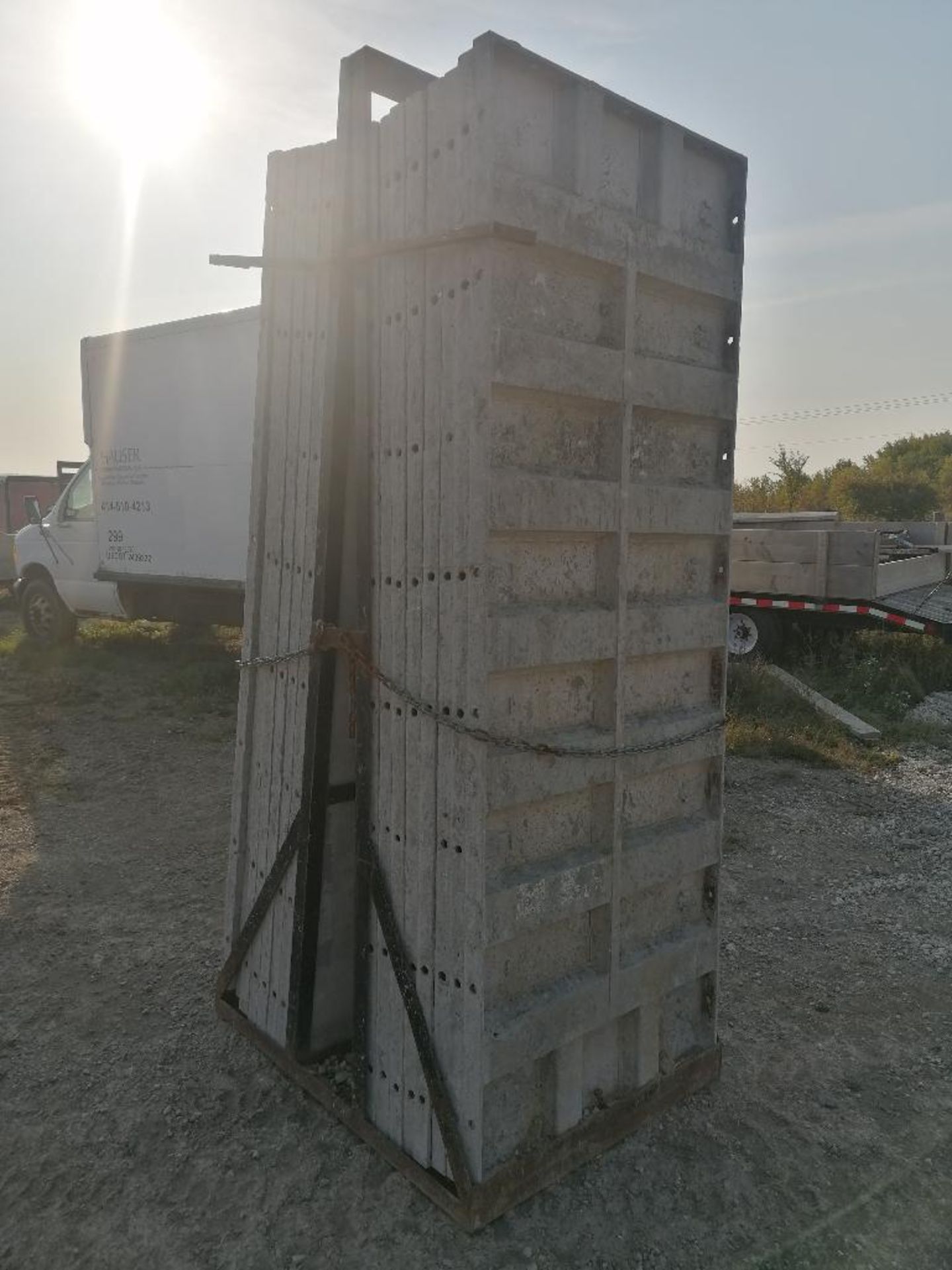 (16) 36" x 8' Smooth Aluminum Concrete Forms 6-12 Hole Pattern, Bell Basket included. Located in - Bild 2 aus 8
