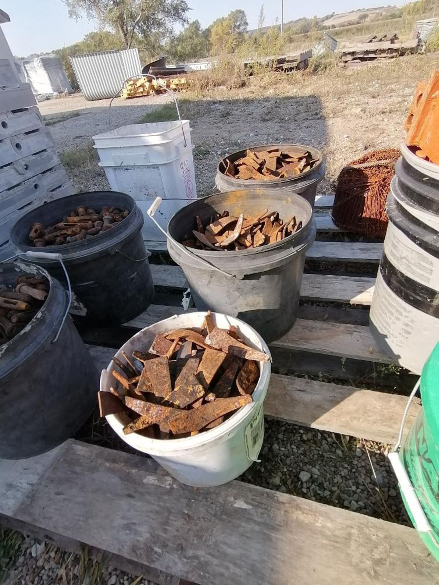 (8) Buckets of Pins, Wedges, Whalers. Located in Woodbine, IA - Bild 8 aus 14