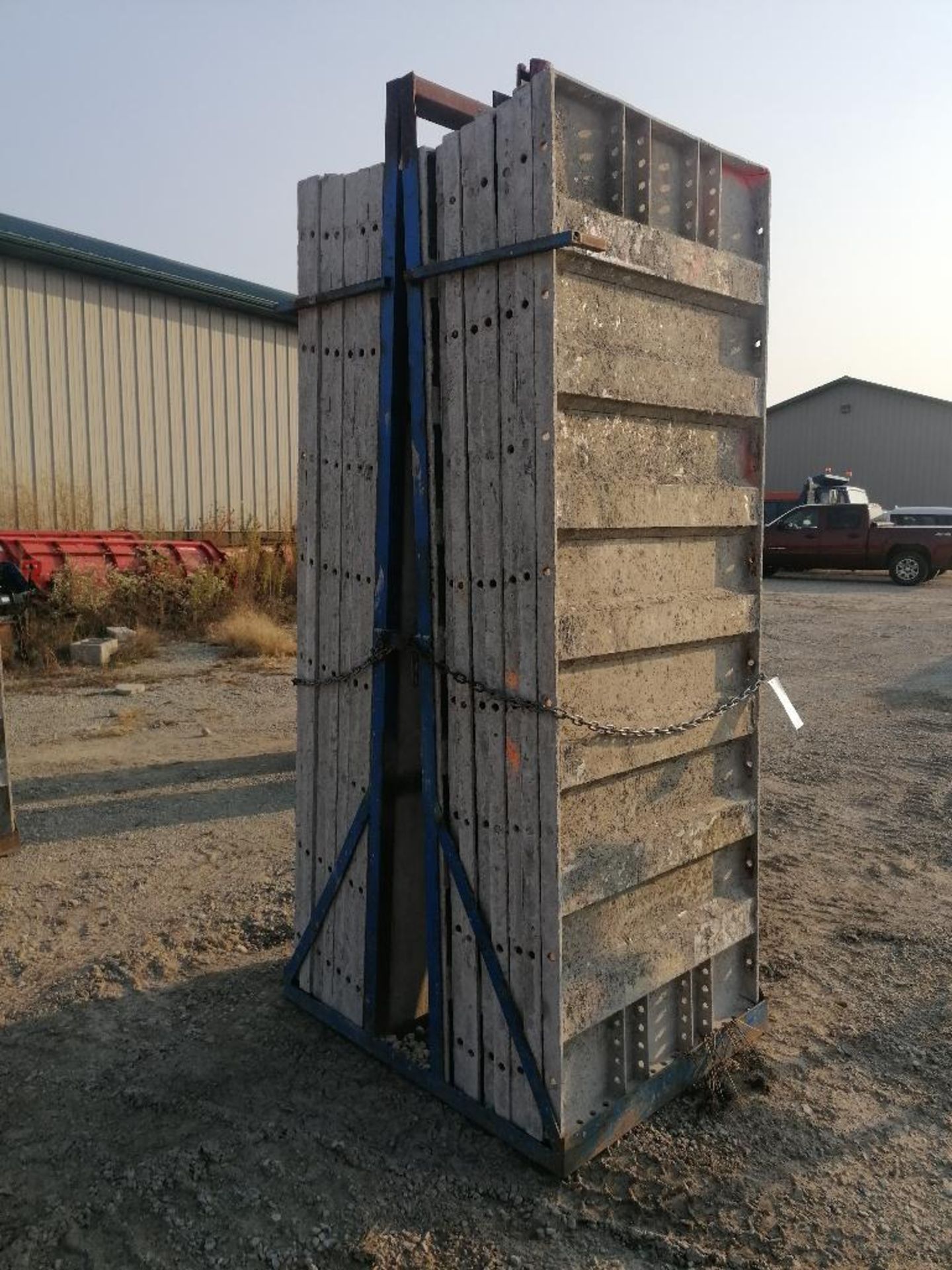 (16) 36" x 8' Smooth Aluminum Concrete Forms 6-12 Hole Pattern, Bell Basket included. Located in - Bild 3 aus 7