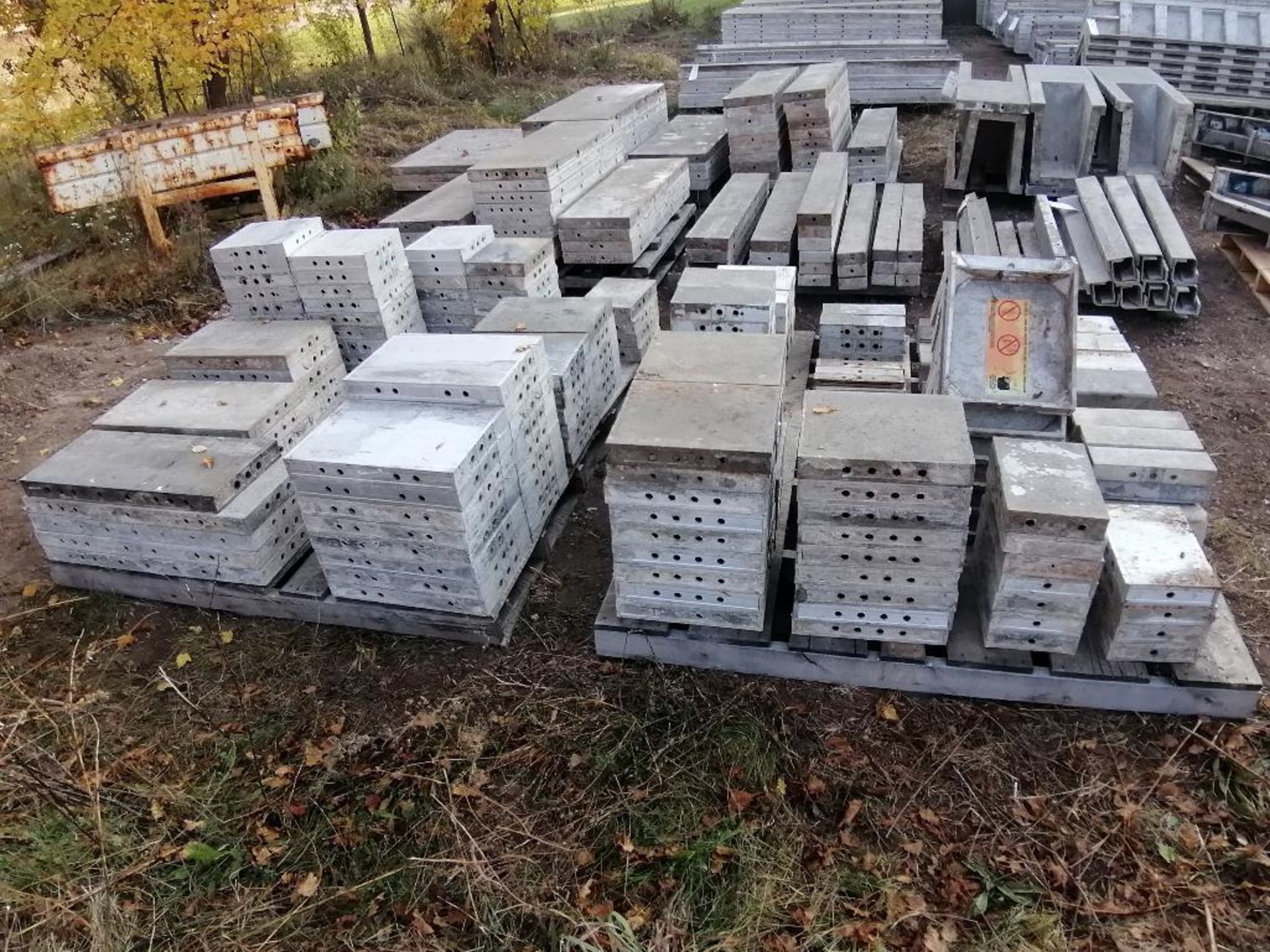 (1) Pallet of Assorted 1' Cap Aluforms Smooth Aluminum Concrete Forms, Triple Punch. (3) 32" x - Image 3 of 27