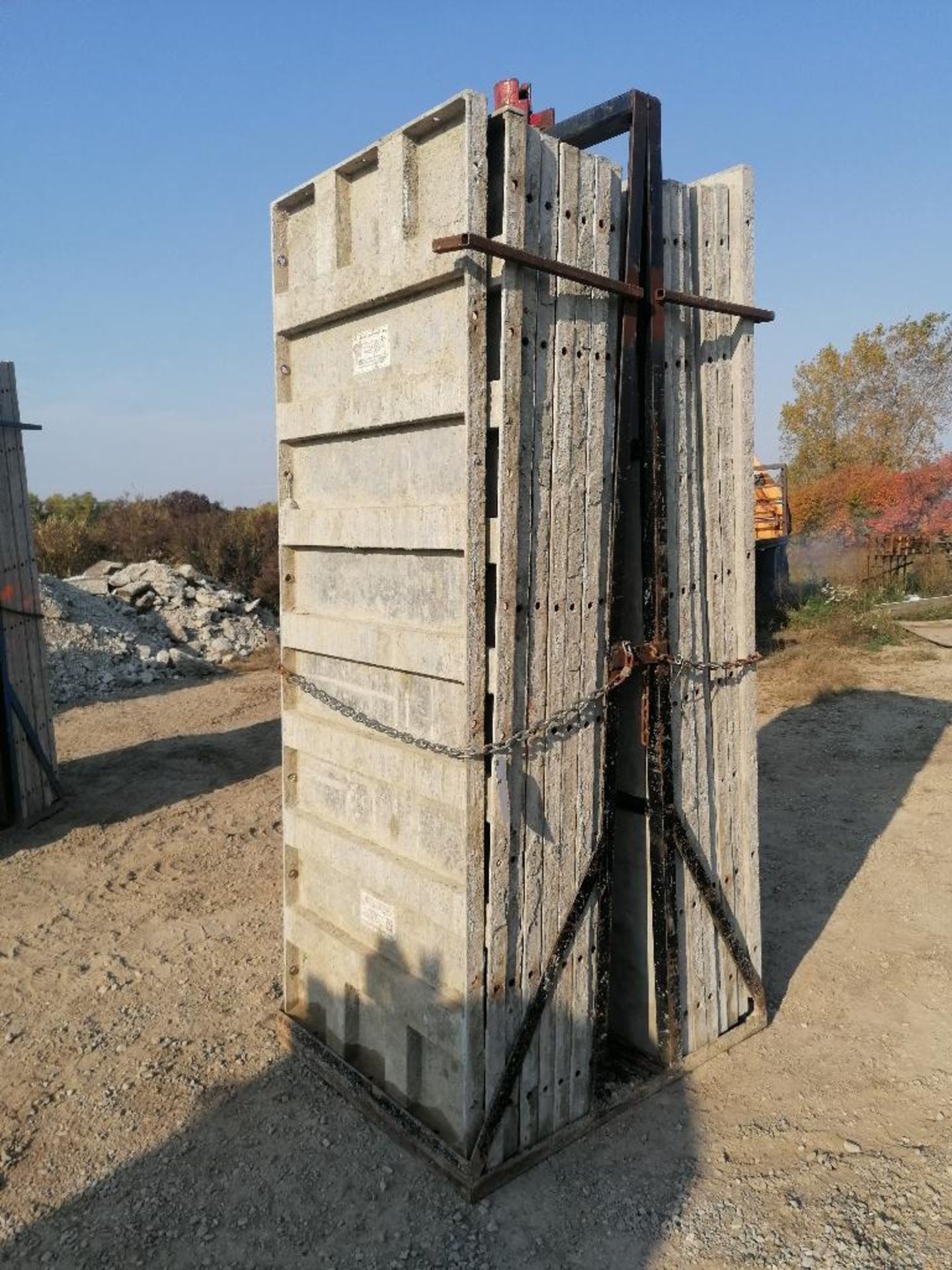 (16) 36" x 8' Smooth Aluminum Concrete Forms 6-12 Hole Pattern, Bell Basket included. Located in - Bild 4 aus 9