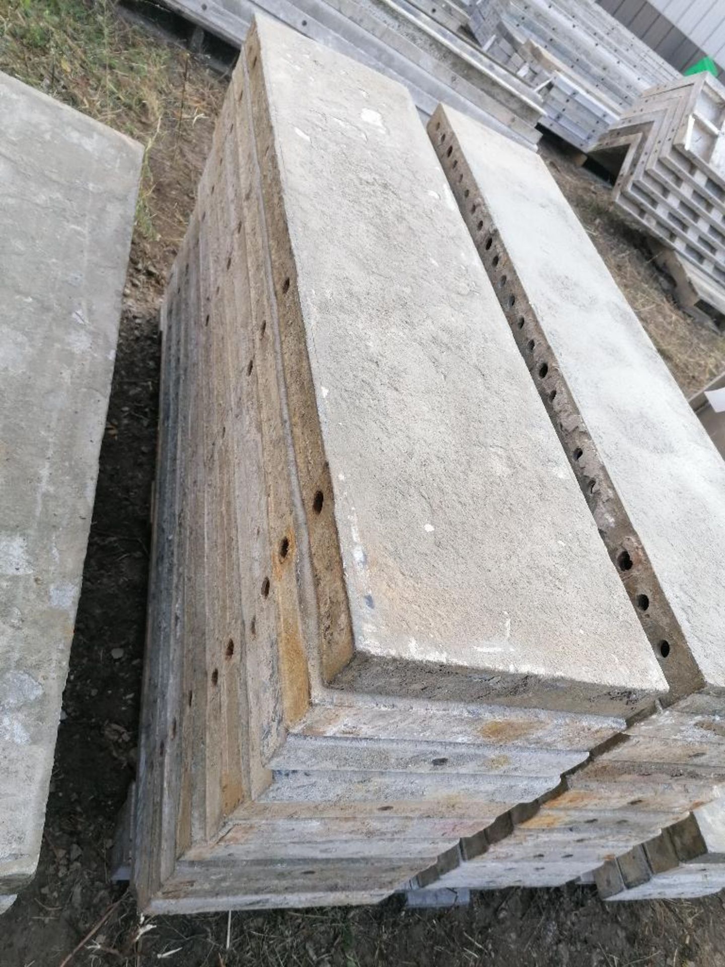 (10) 12" x 4' Tuf-N-Lite Smooth Aluminum Concrete Forms 6-12 Hole Pattern. Located in Ixonia, WI - Bild 3 aus 4