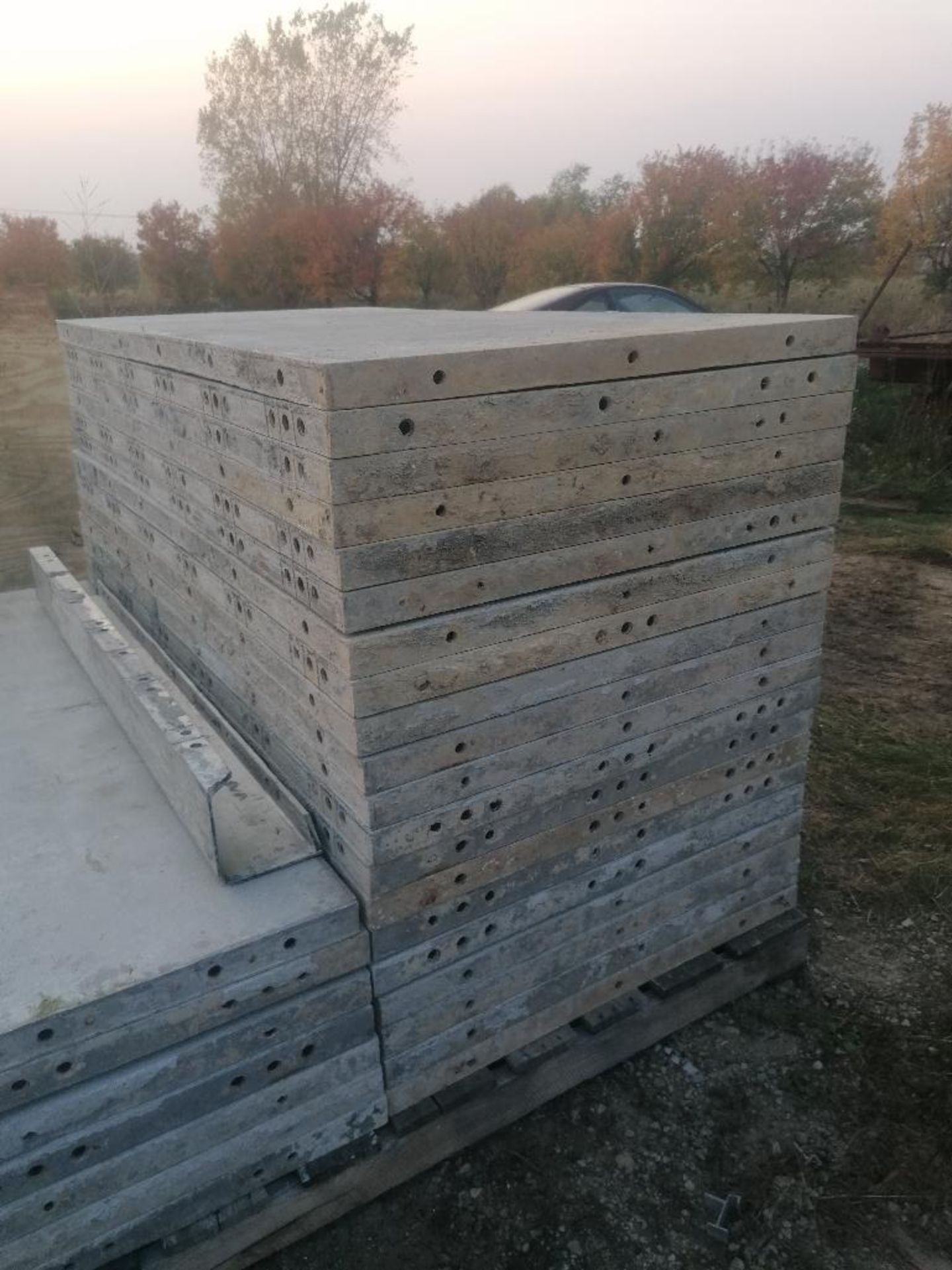 (20) 36" x 6' Smooth Aluminum Concrete Forms 6-12 Hole Pattern. Located in Ixonia, WI - Bild 2 aus 5