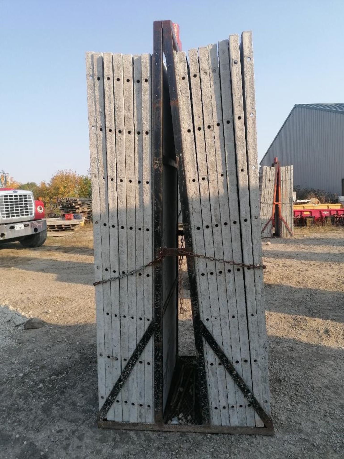 (16) 36" x 8' Smooth Aluminum Concrete Forms 6-12 Hole Pattern, Bell Basket included. Located in - Bild 7 aus 8