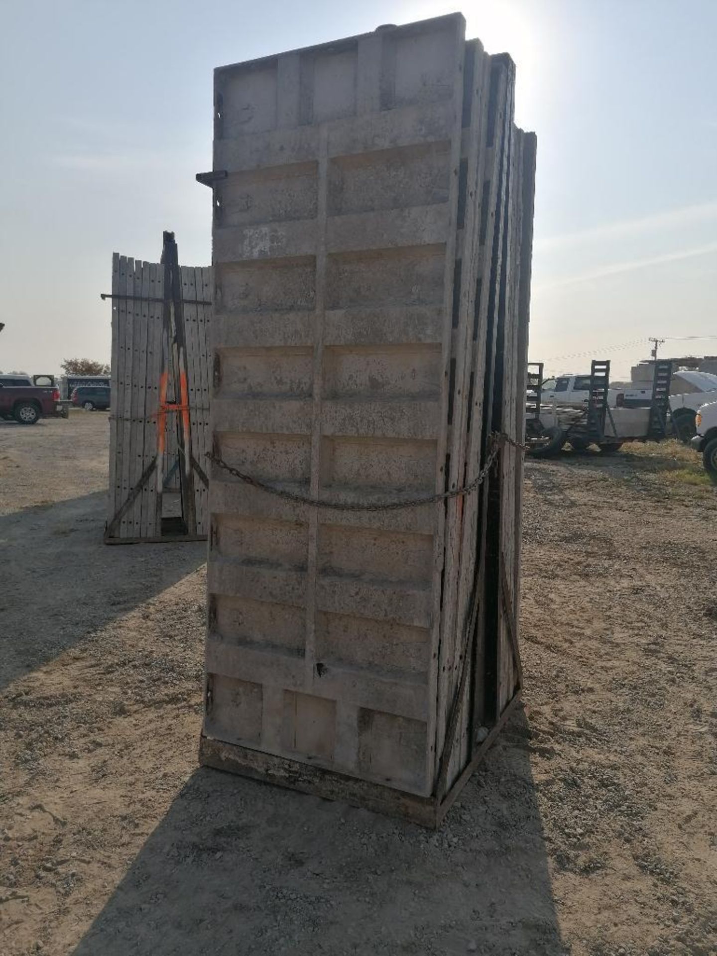 (16) 36" x 8' Smooth Aluminum Concrete Forms 6-12 Hole Pattern, Bell Basket included. Located in - Bild 2 aus 9