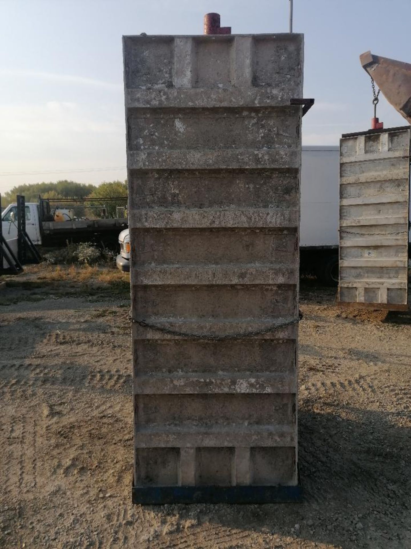 (16) 36" x 8' Smooth Aluminum Concrete Forms 6-12 Hole Pattern, Bell Basket included. Located in - Bild 6 aus 7