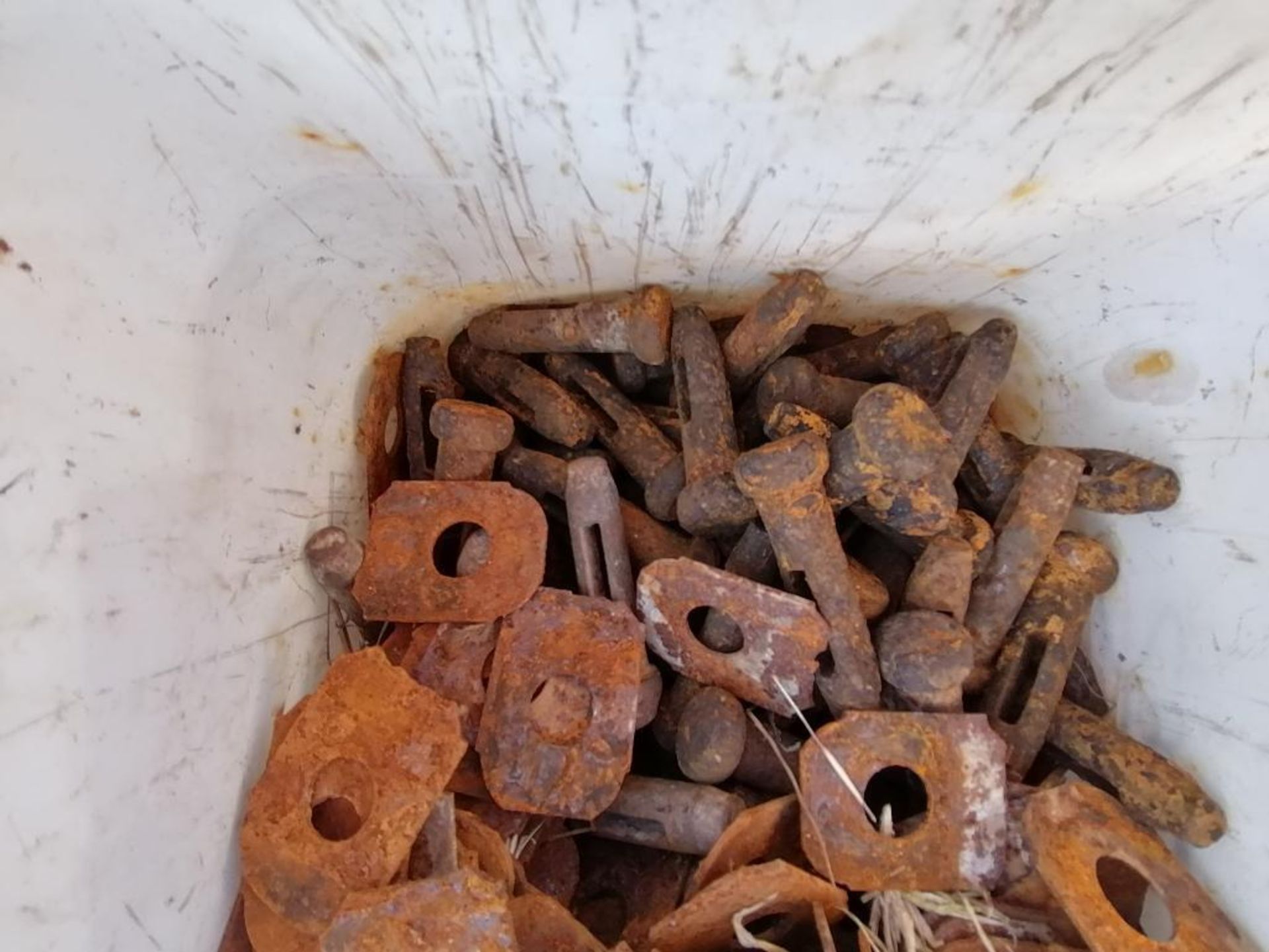 (8) Buckets of Pins, Wedges, Whalers. Located in Woodbine, IA - Bild 13 aus 14