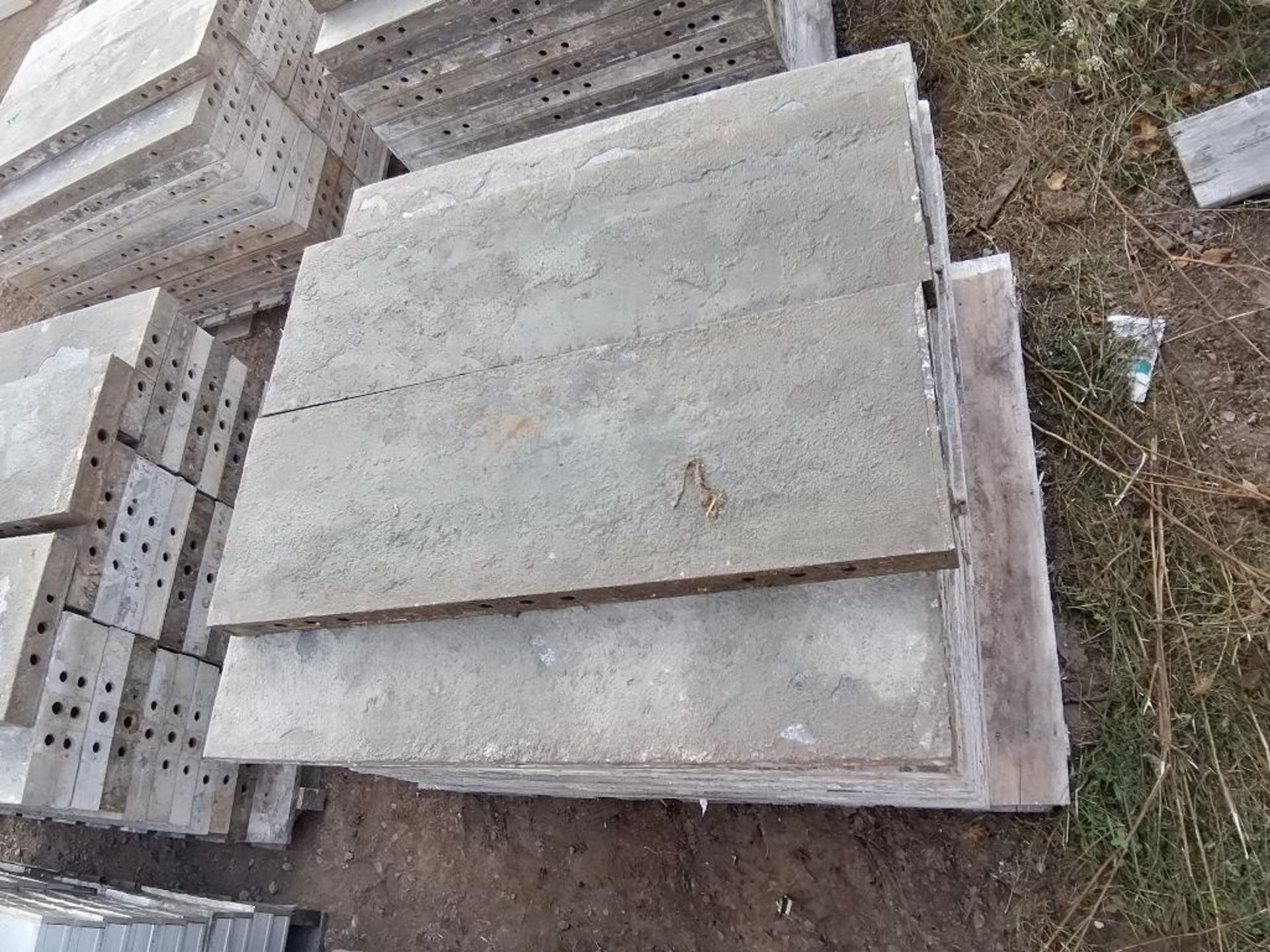 (32) 36" x 1' Cap Precise Smooth Aluminum Concrete Forms, Triple Punch. Located in Ixonia, WI - Bild 4 aus 5