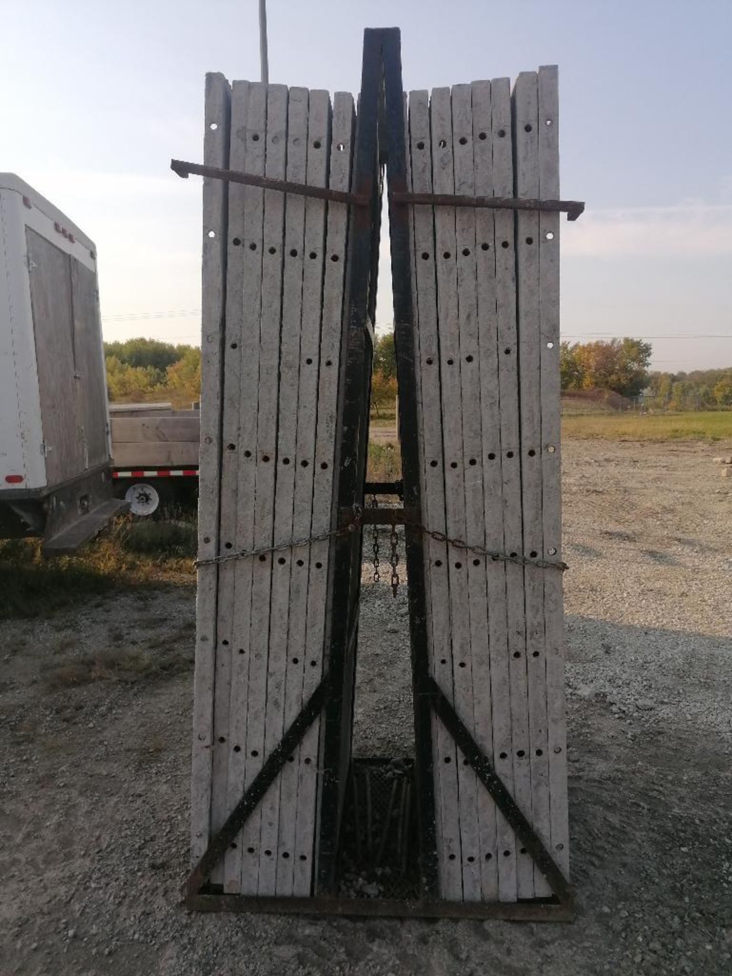 (16) 36" x 8' Smooth Aluminum Concrete Forms 6-12 Hole Pattern, Bell Basket included. Located in - Bild 8 aus 8