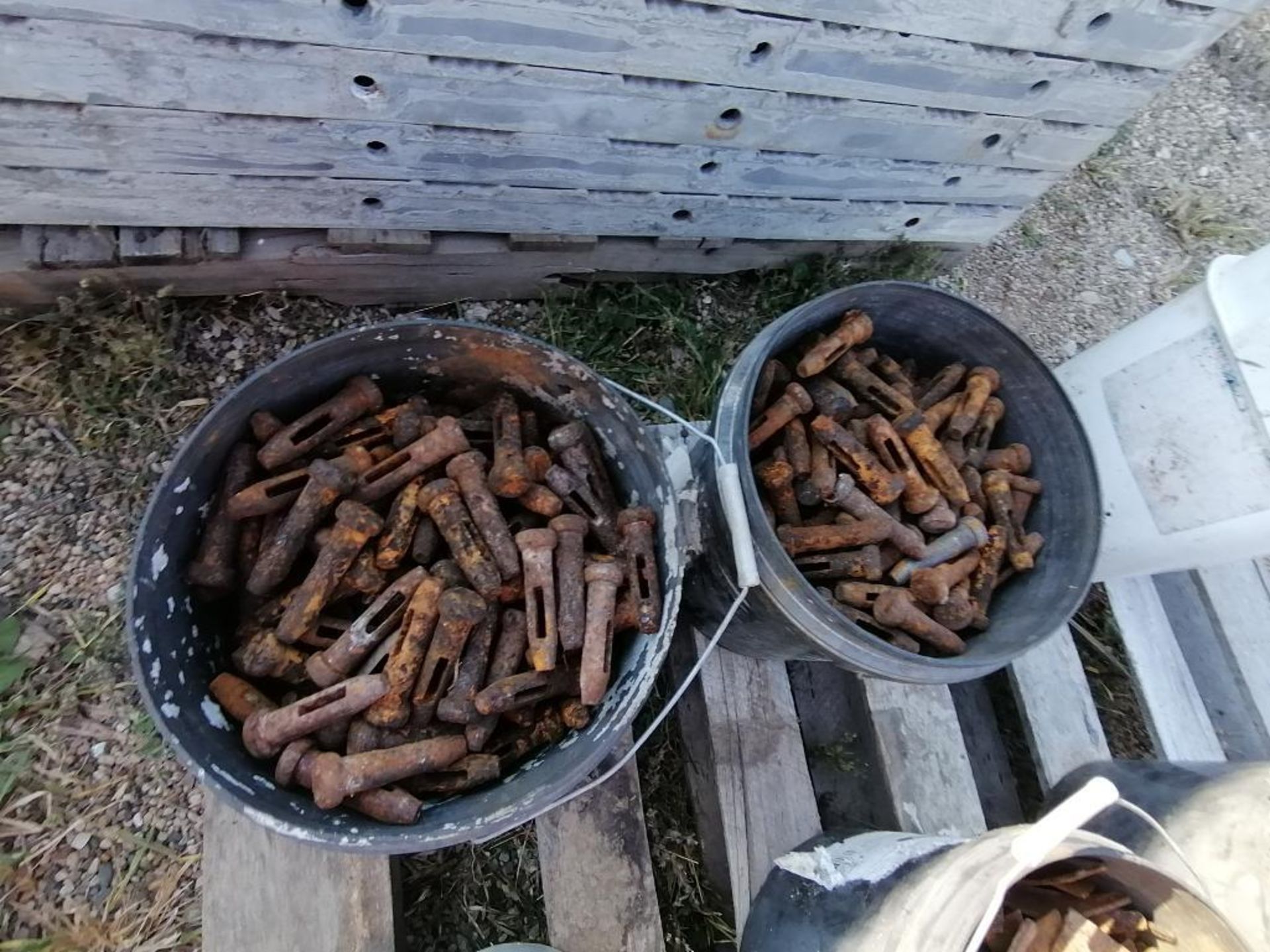 (8) Buckets of Pins, Wedges, Whalers. Located in Woodbine, IA - Bild 9 aus 14