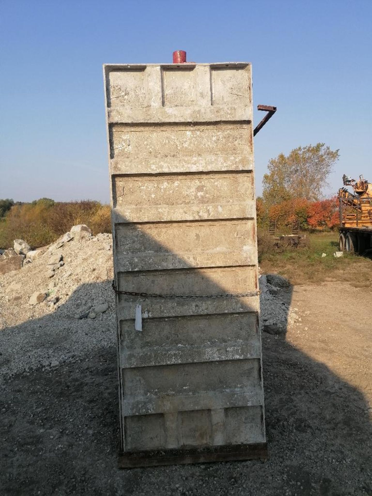 (16) 36" x 8' Smooth Aluminum Concrete Forms 6-12 Hole Pattern, Bell Basket included. Located in - Bild 6 aus 8