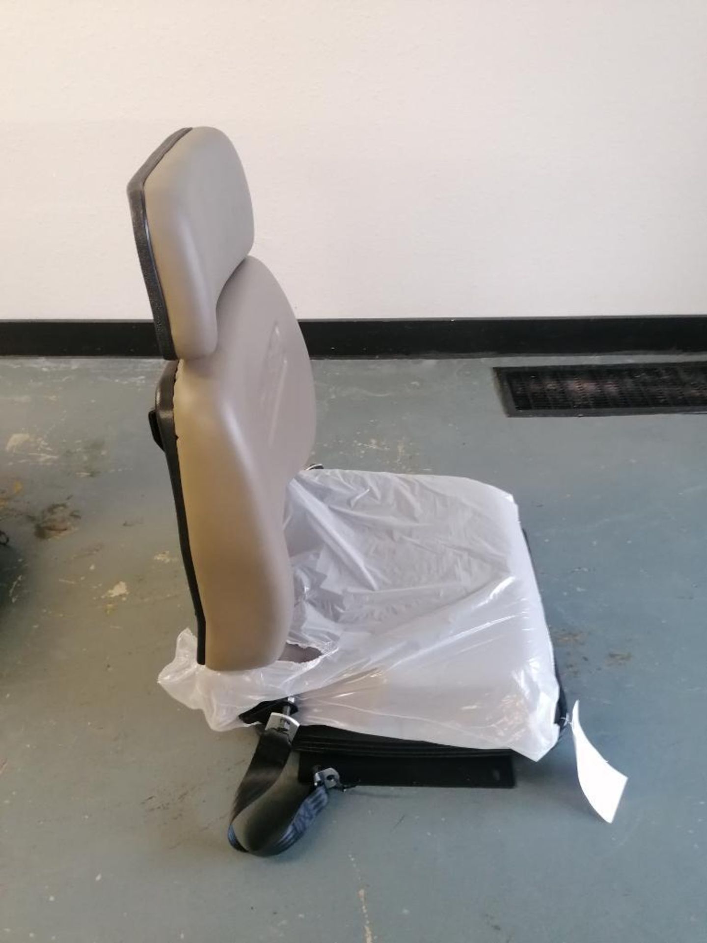 Case Air Suspension Dozer Seat. Located in Mt. Pleasant, IA. - Image 4 of 9