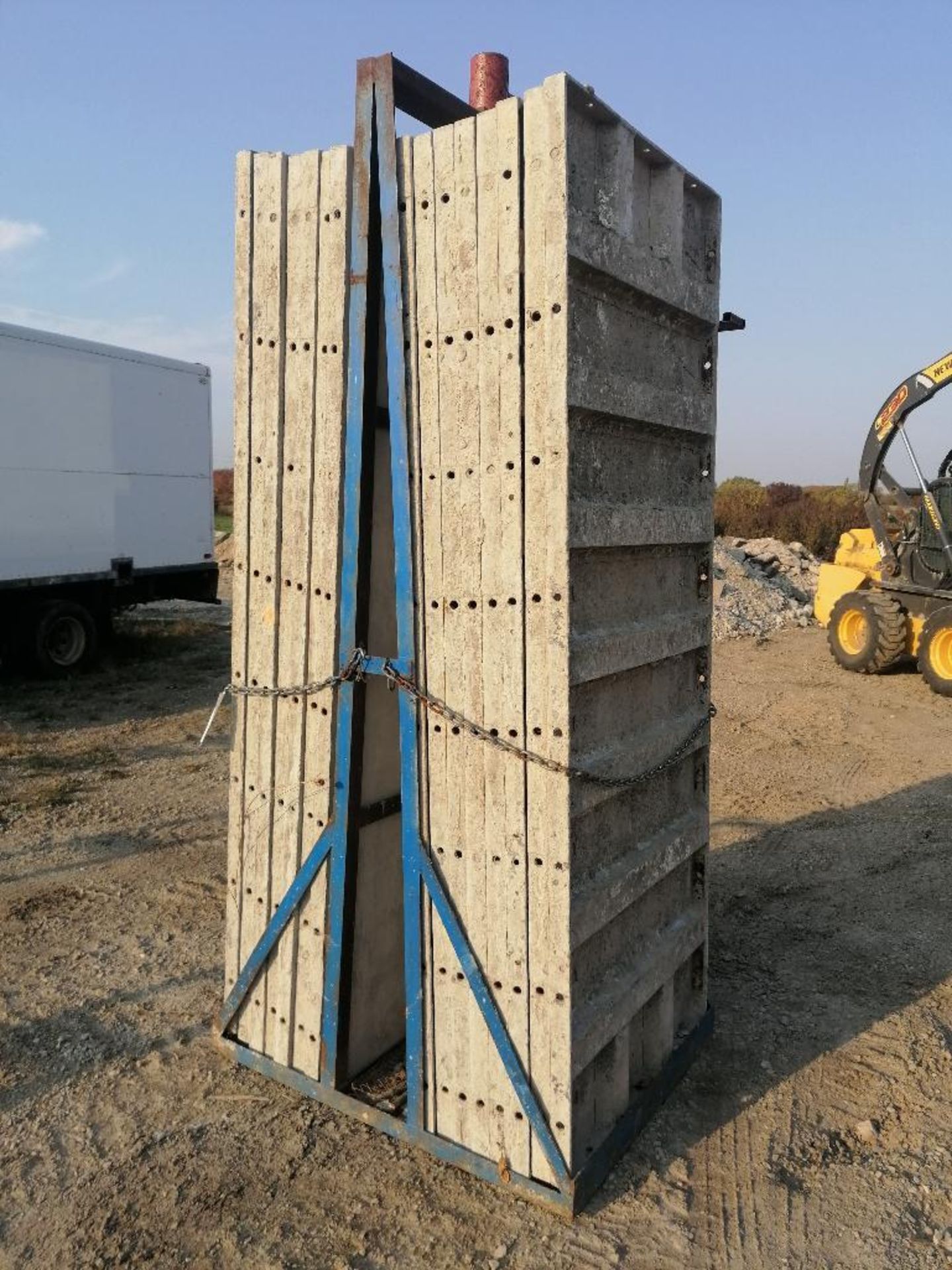 (16) 36" x 8' Smooth Aluminum Concrete Forms 6-12 Hole Pattern, Bell Basket included. Located in - Bild 4 aus 7